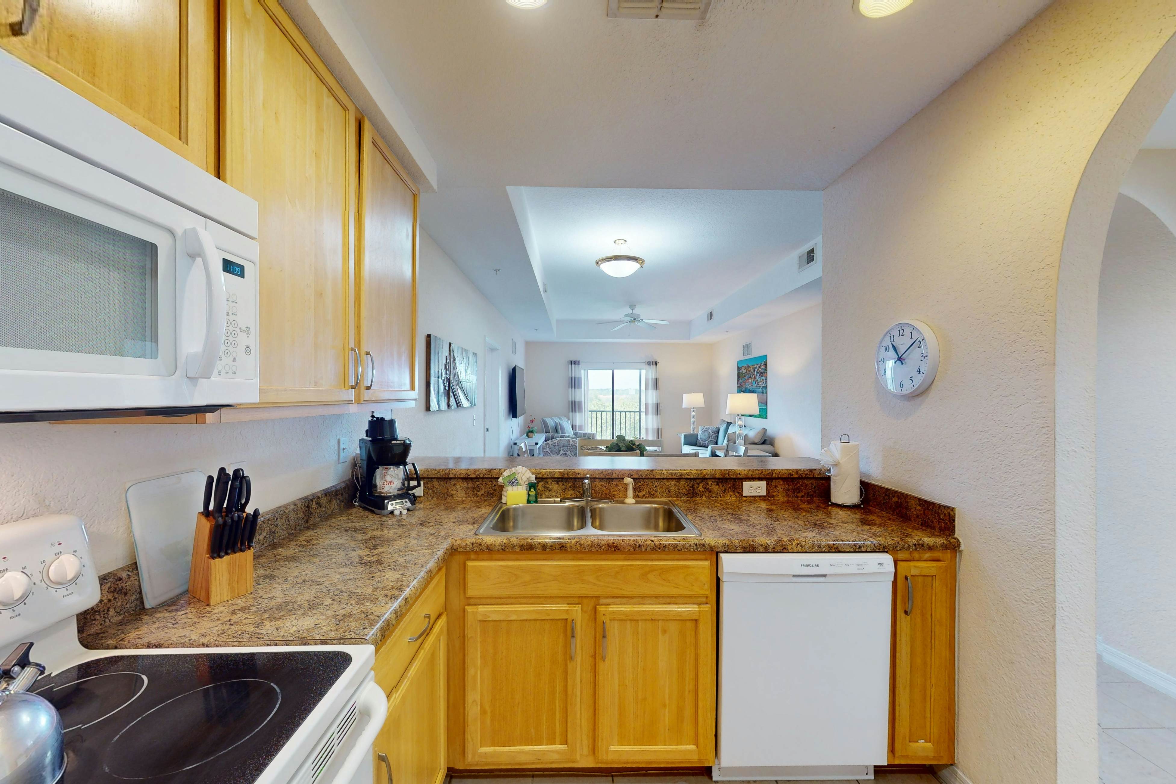 4th floor condo w/ shared pools, hot tub, gym, balcony, sauna, near theme parks