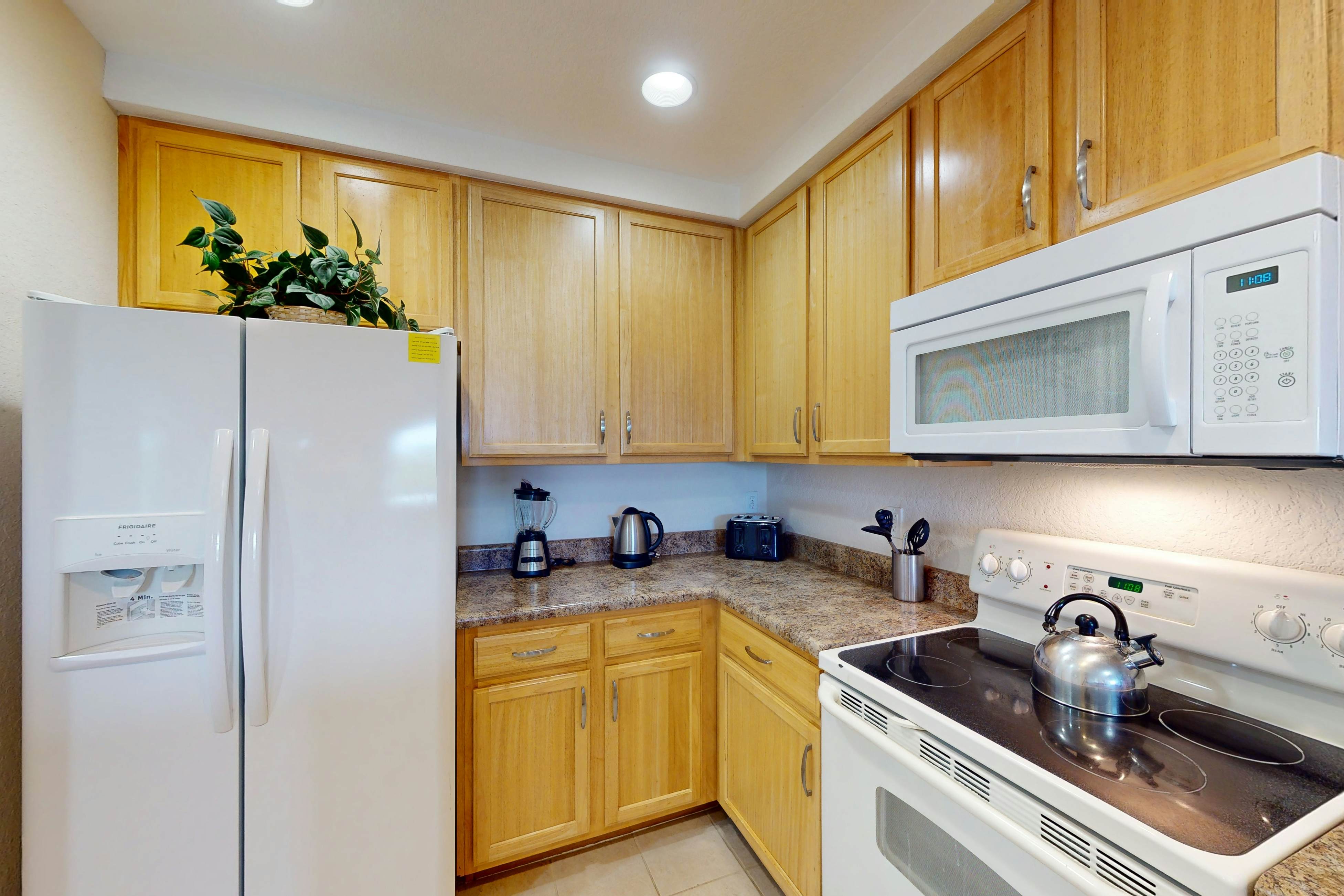 4th floor condo w/ shared pools, hot tub, gym, balcony, sauna, near theme parks