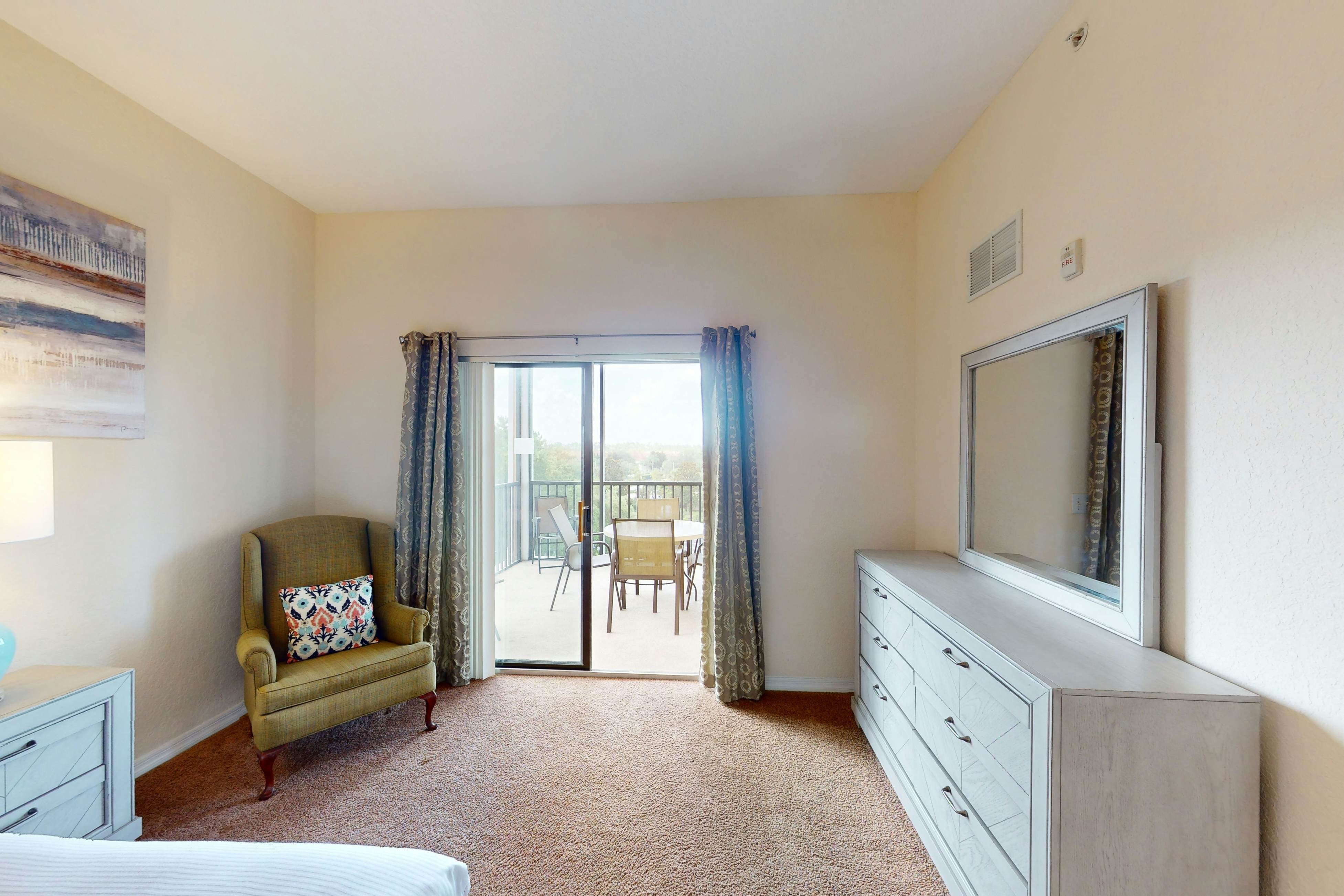 4th floor condo w/ shared pools, hot tub, gym, balcony, sauna, near theme parks