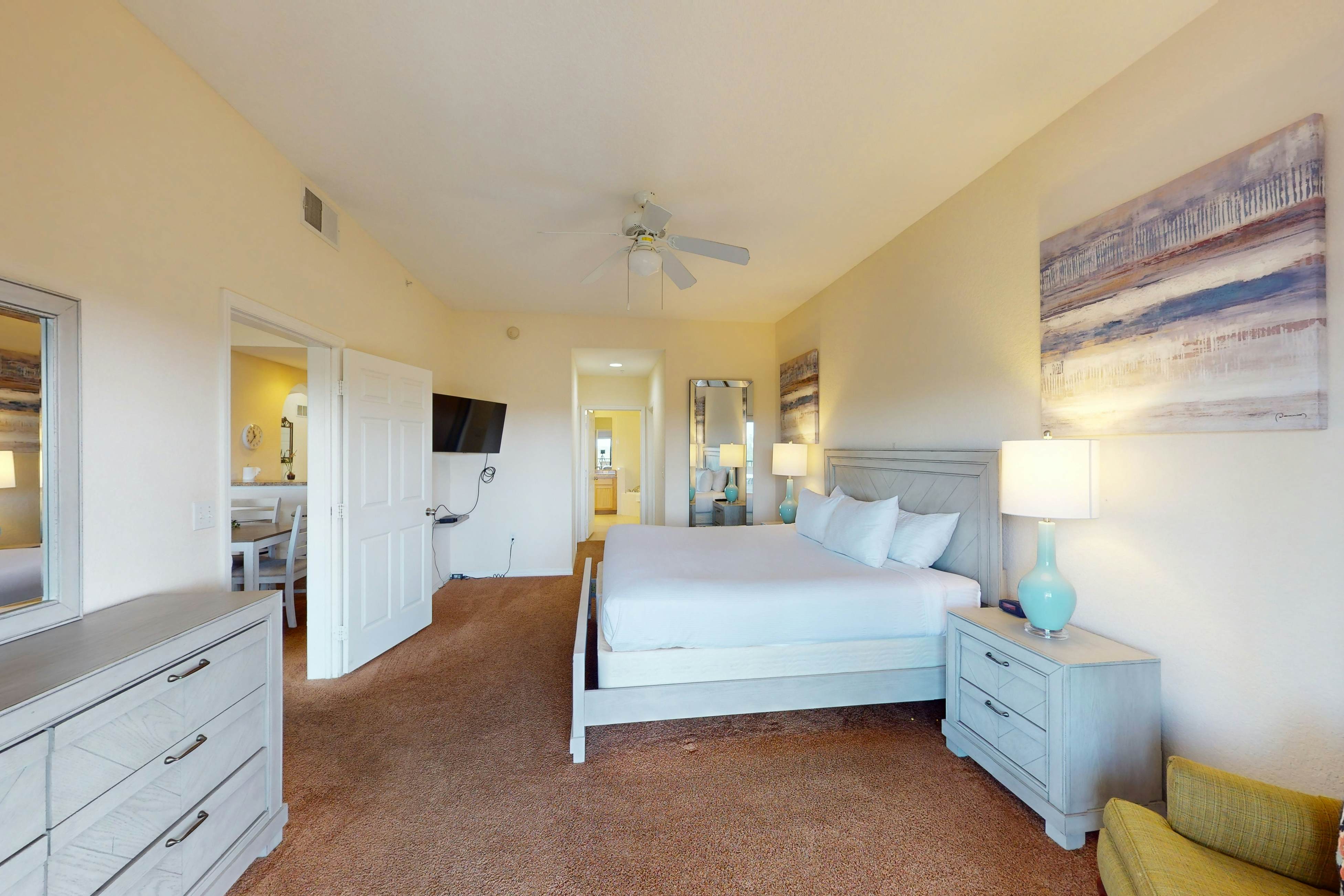 4th floor condo w/ shared pools, hot tub, gym, balcony, sauna, near theme parks