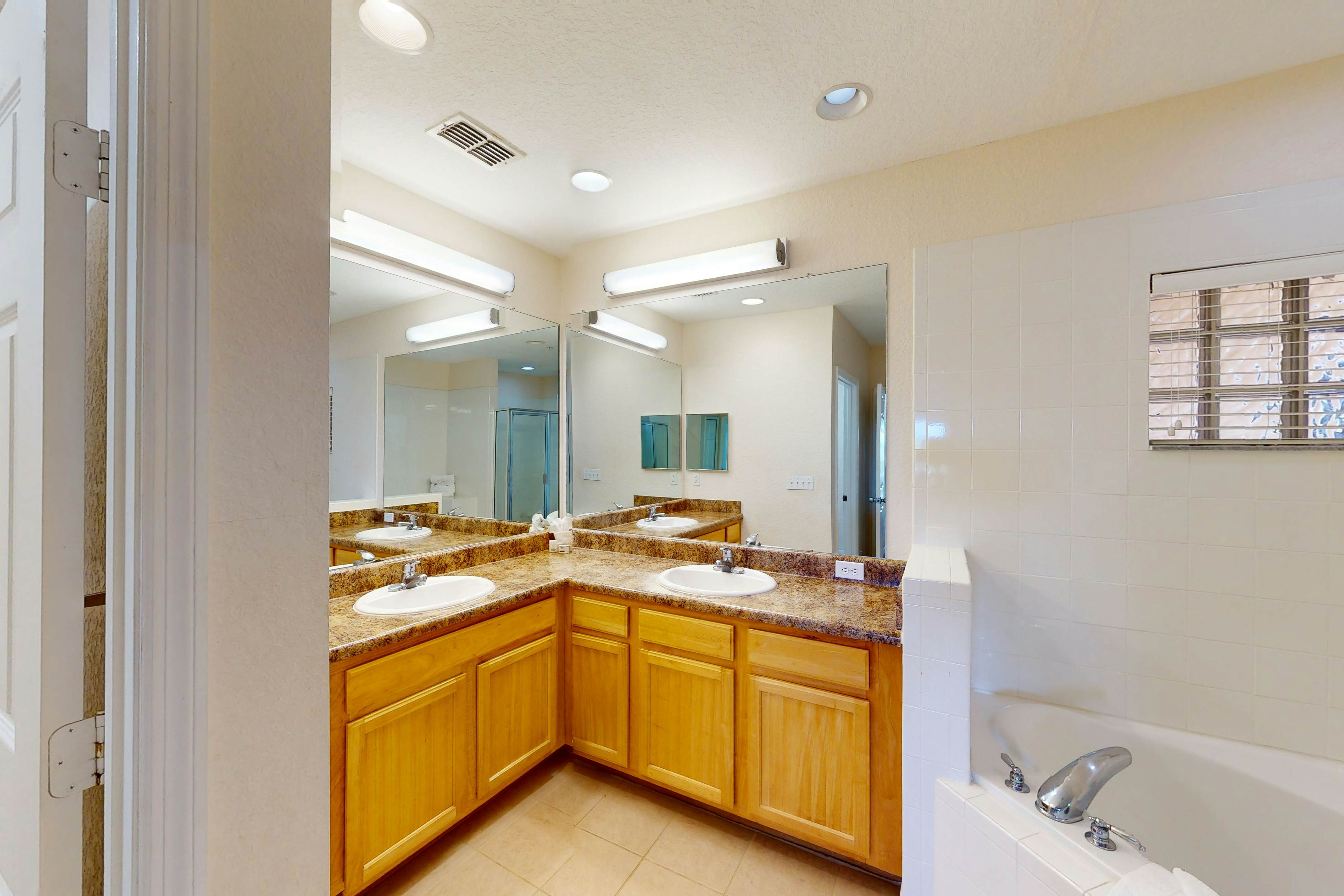 4th floor condo w/ shared pools, hot tub, gym, balcony, sauna, near theme parks