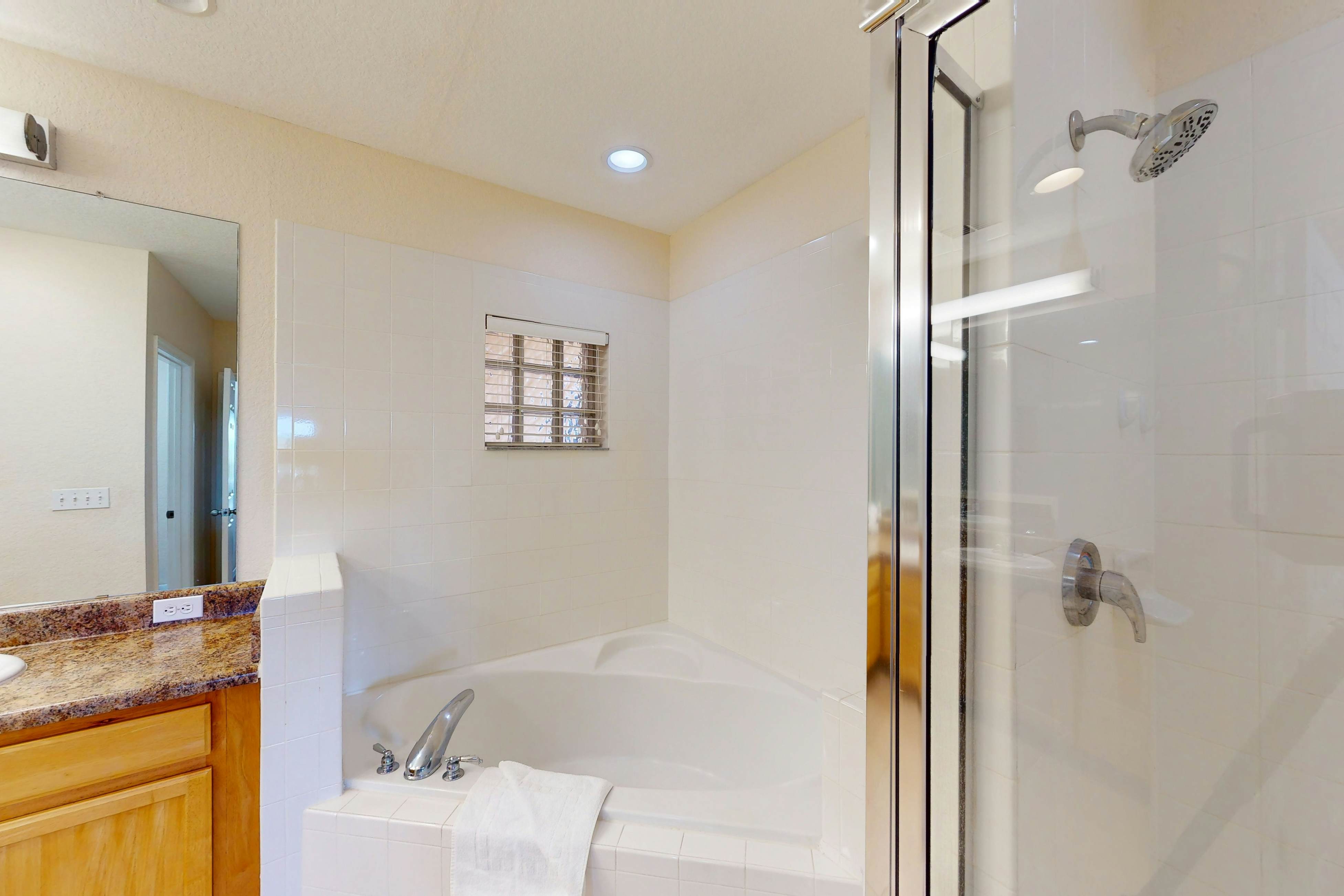 4th floor condo w/ shared pools, hot tub, gym, balcony, sauna, near theme parks