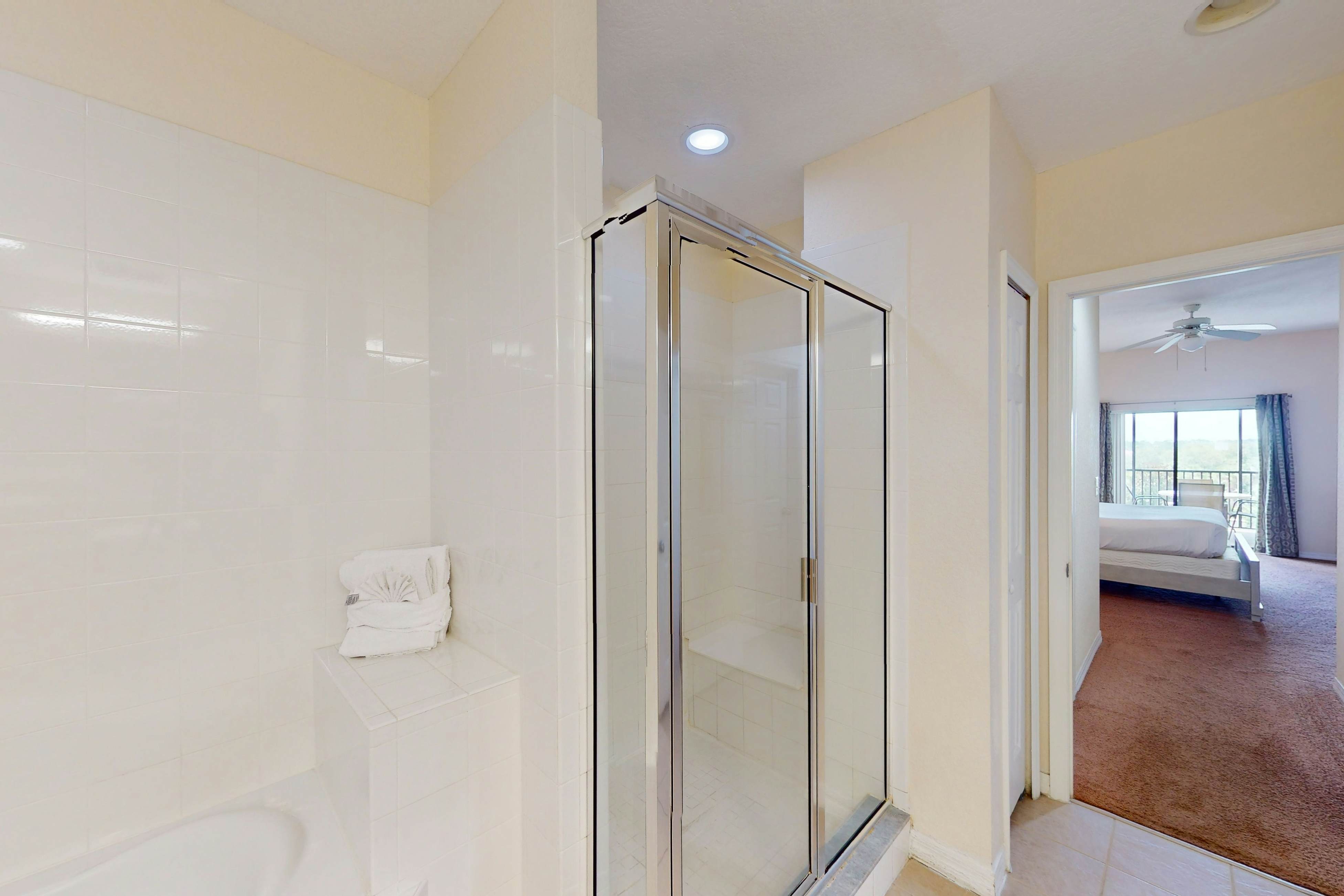 4th floor condo w/ shared pools, hot tub, gym, balcony, sauna, near theme parks