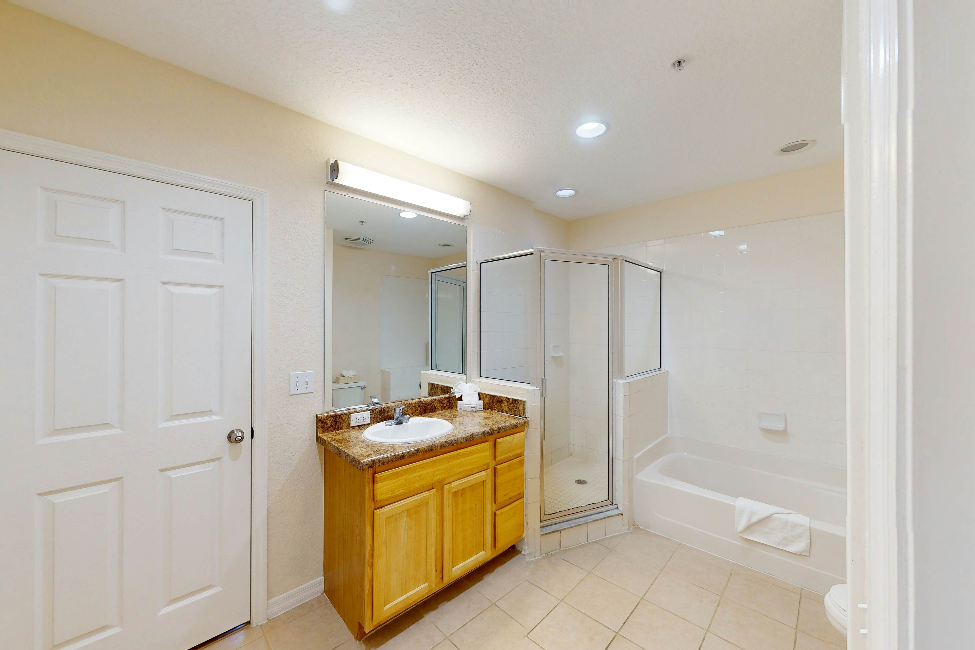 4th floor condo w/ shared pools, hot tub, gym, balcony, sauna, near theme parks