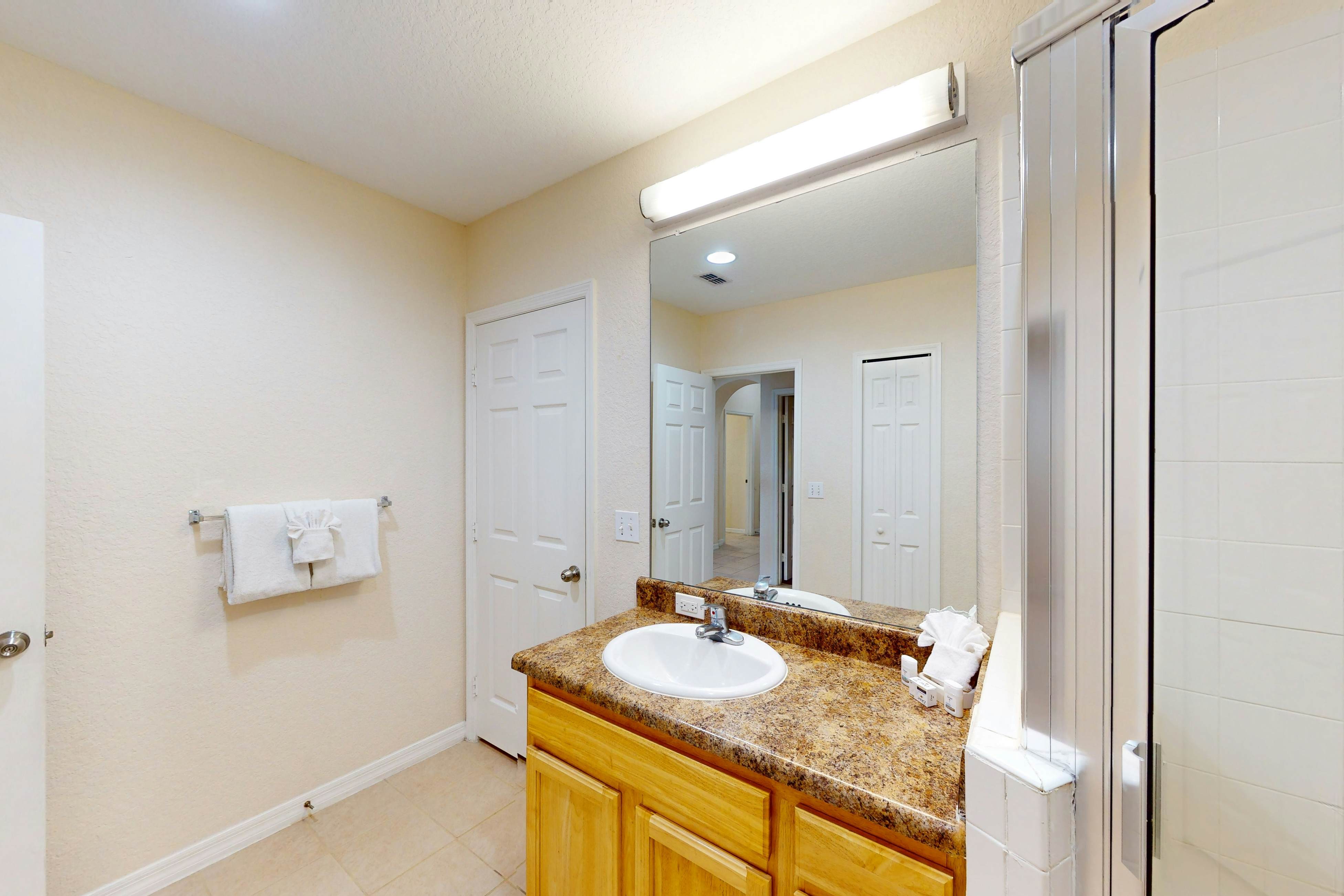 4th floor condo w/ shared pools, hot tub, gym, balcony, sauna, near theme parks