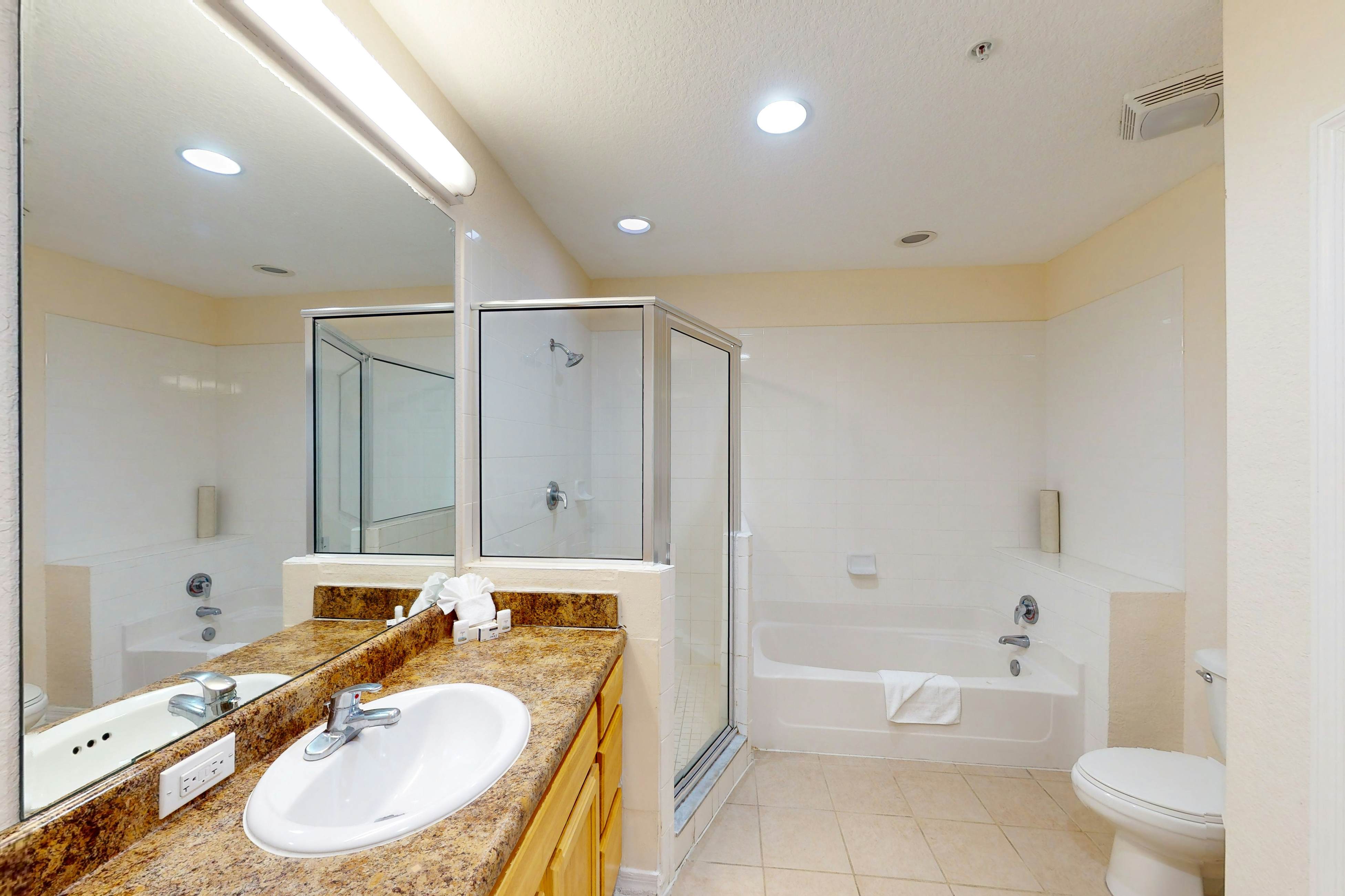 4th floor condo w/ shared pools, hot tub, gym, balcony, sauna, near theme parks