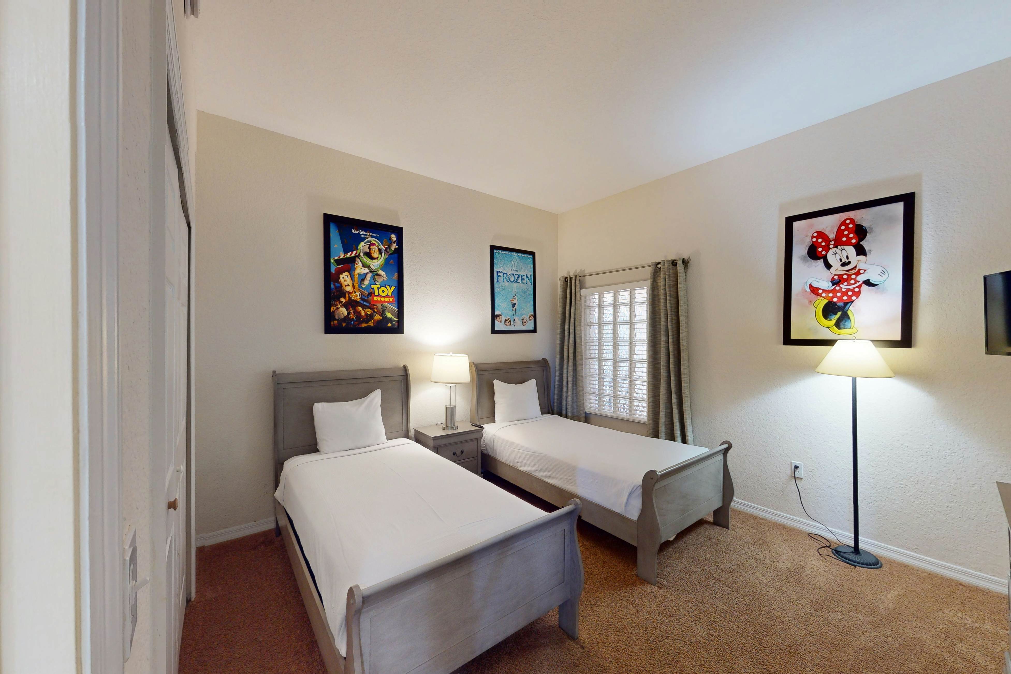 4th floor condo w/ shared pools, hot tub, gym, balcony, sauna, near theme parks