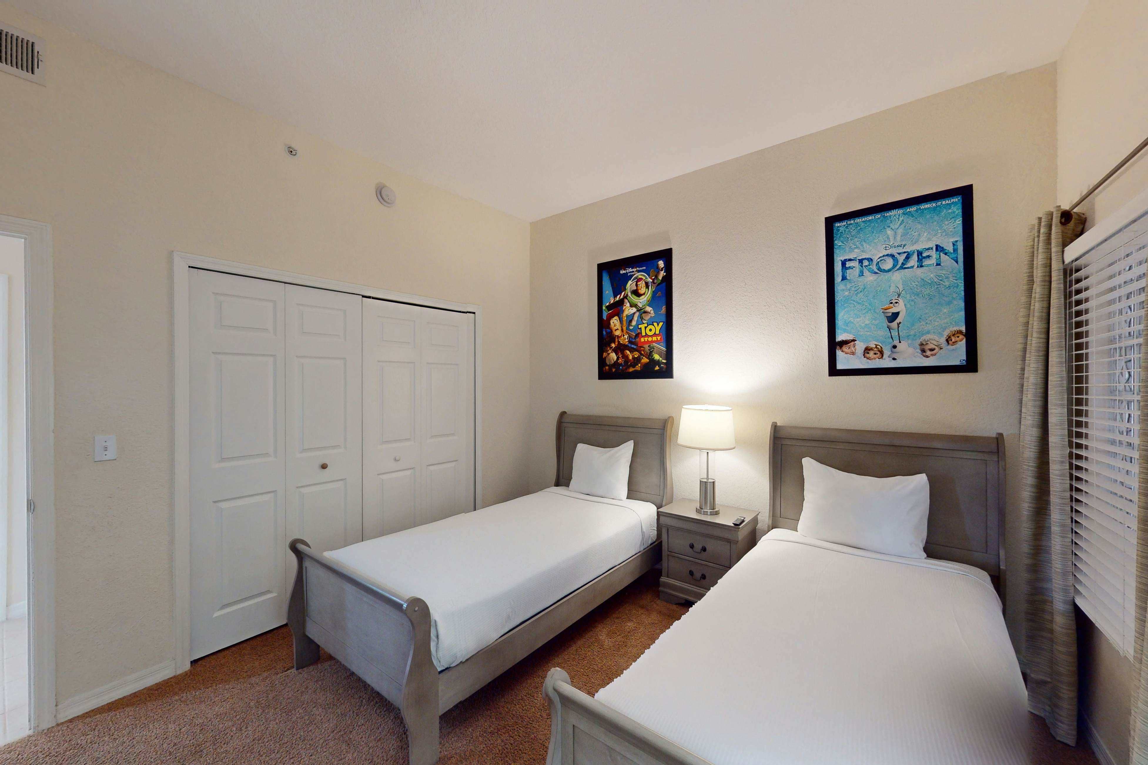 4th floor condo w/ shared pools, hot tub, gym, balcony, sauna, near theme parks