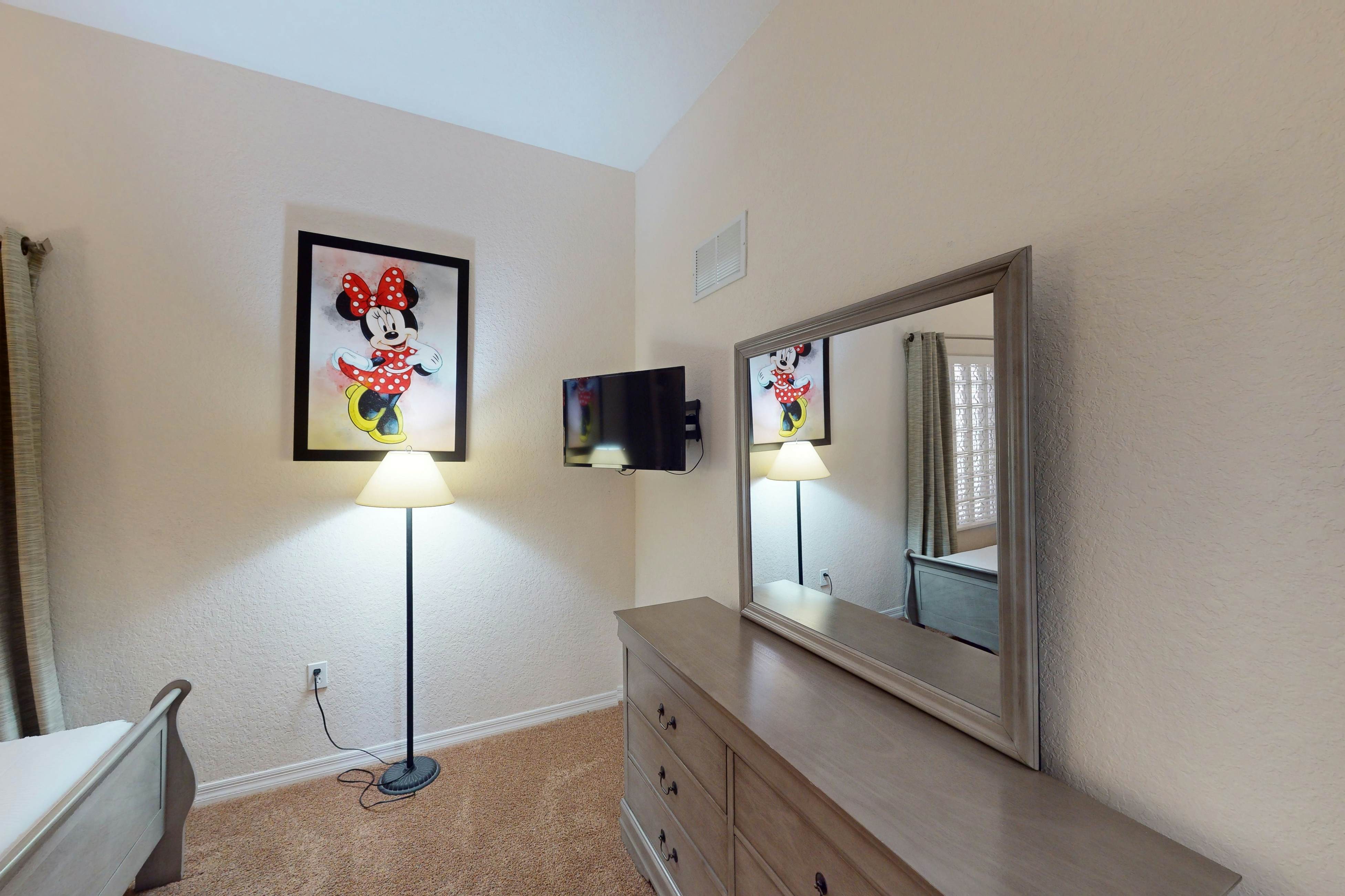 4th floor condo w/ shared pools, hot tub, gym, balcony, sauna, near theme parks