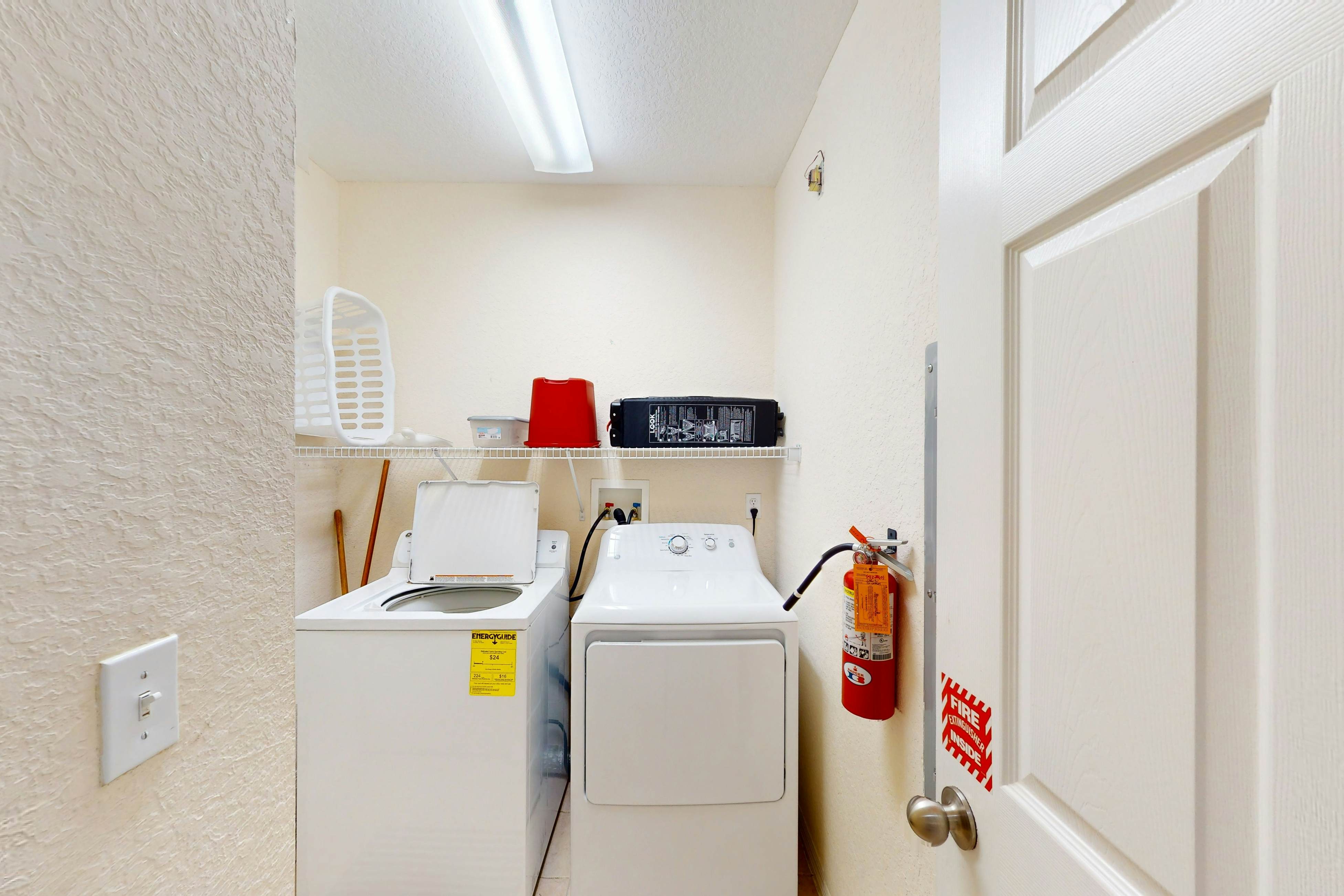 4th floor condo w/ shared pools, hot tub, gym, balcony, sauna, near theme parks