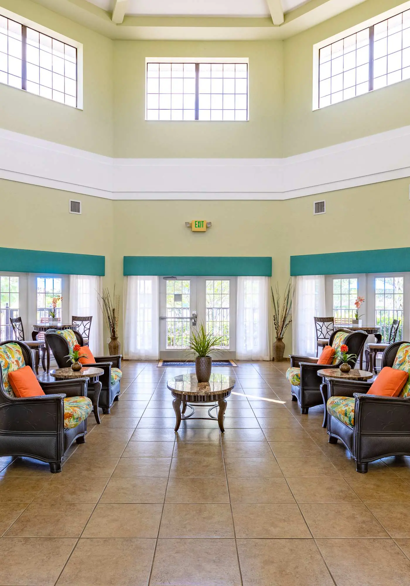 4th floor condo w/ shared pools, hot tub, gym, balcony, sauna, near theme parks