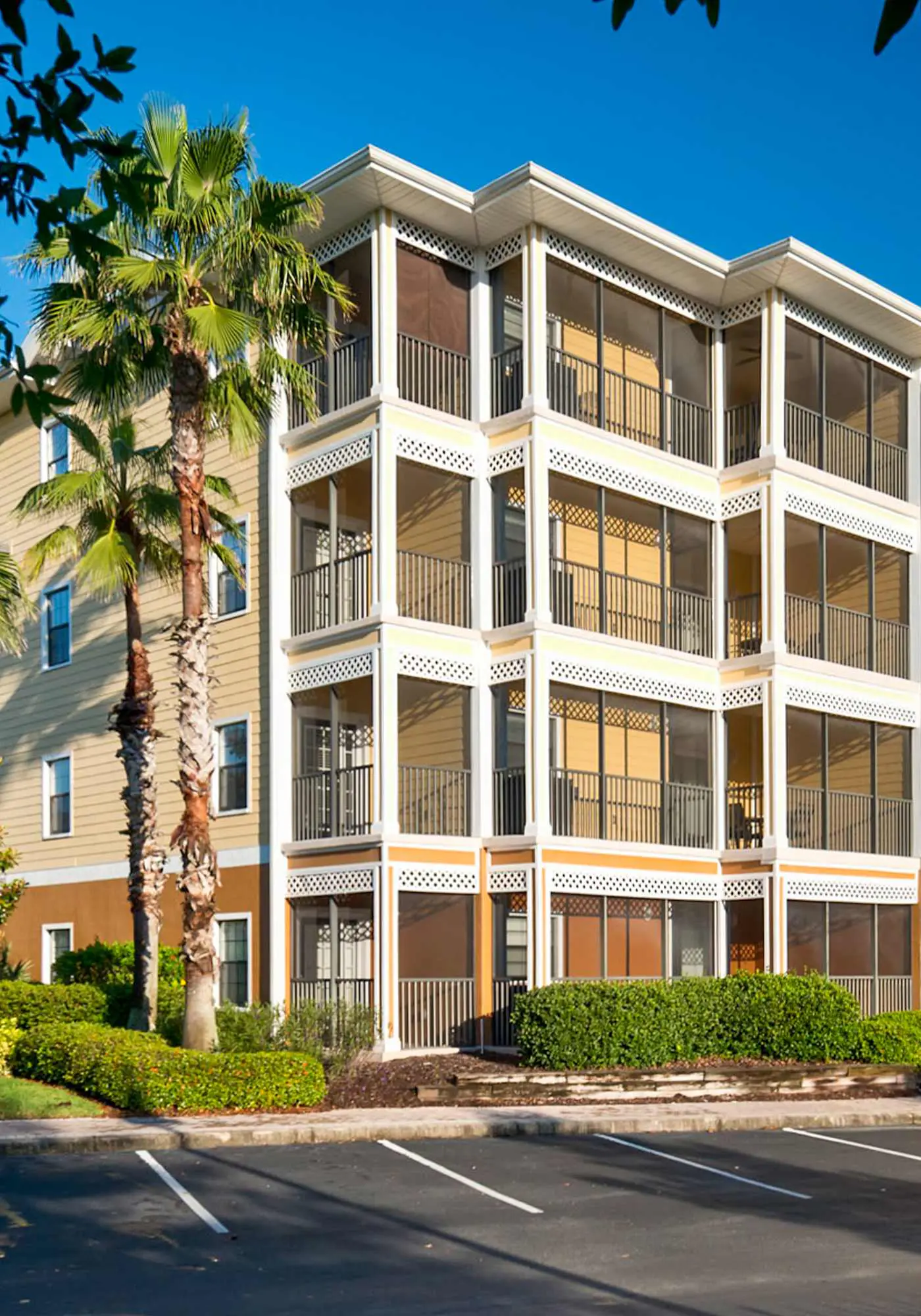 4th floor condo w/ shared pools, hot tub, gym, balcony, sauna, near theme parks