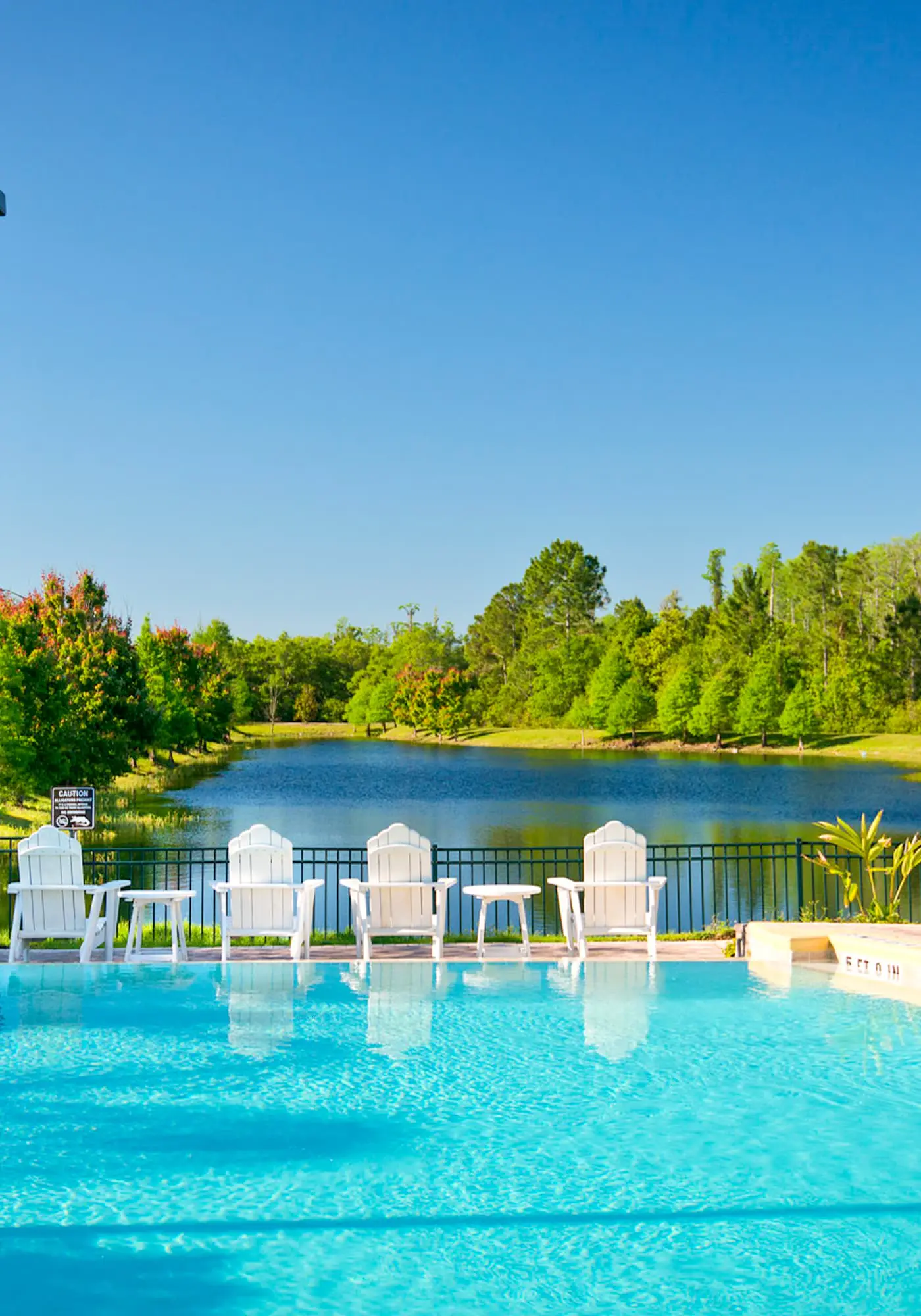 4th floor condo w/ shared pools, hot tub, gym, balcony, sauna, near theme parks