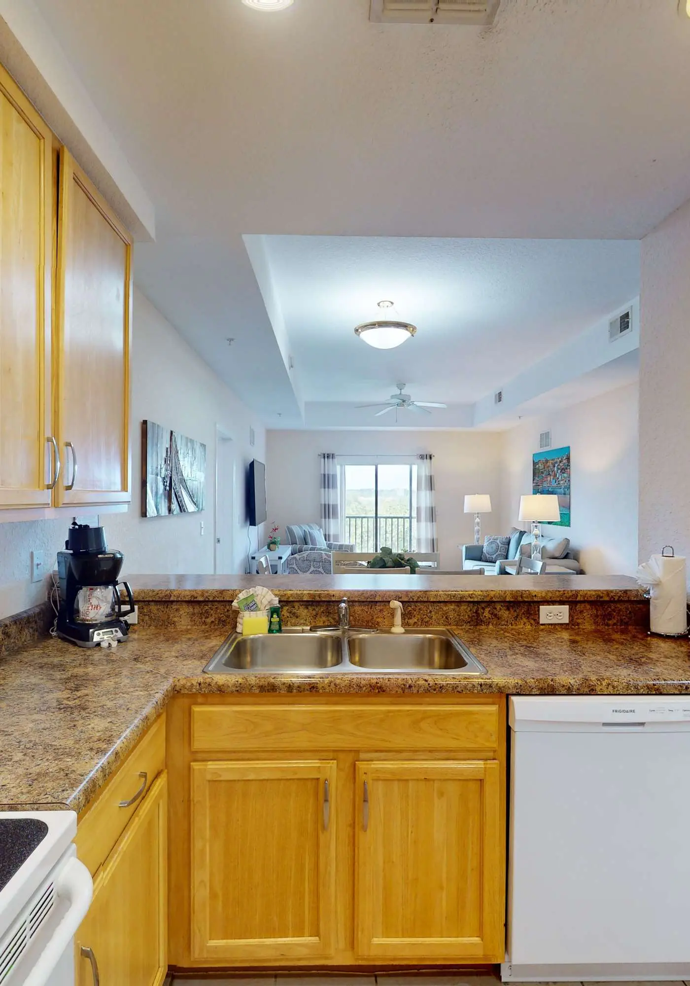 4th floor condo w/ shared pools, hot tub, gym, balcony, sauna, near theme parks