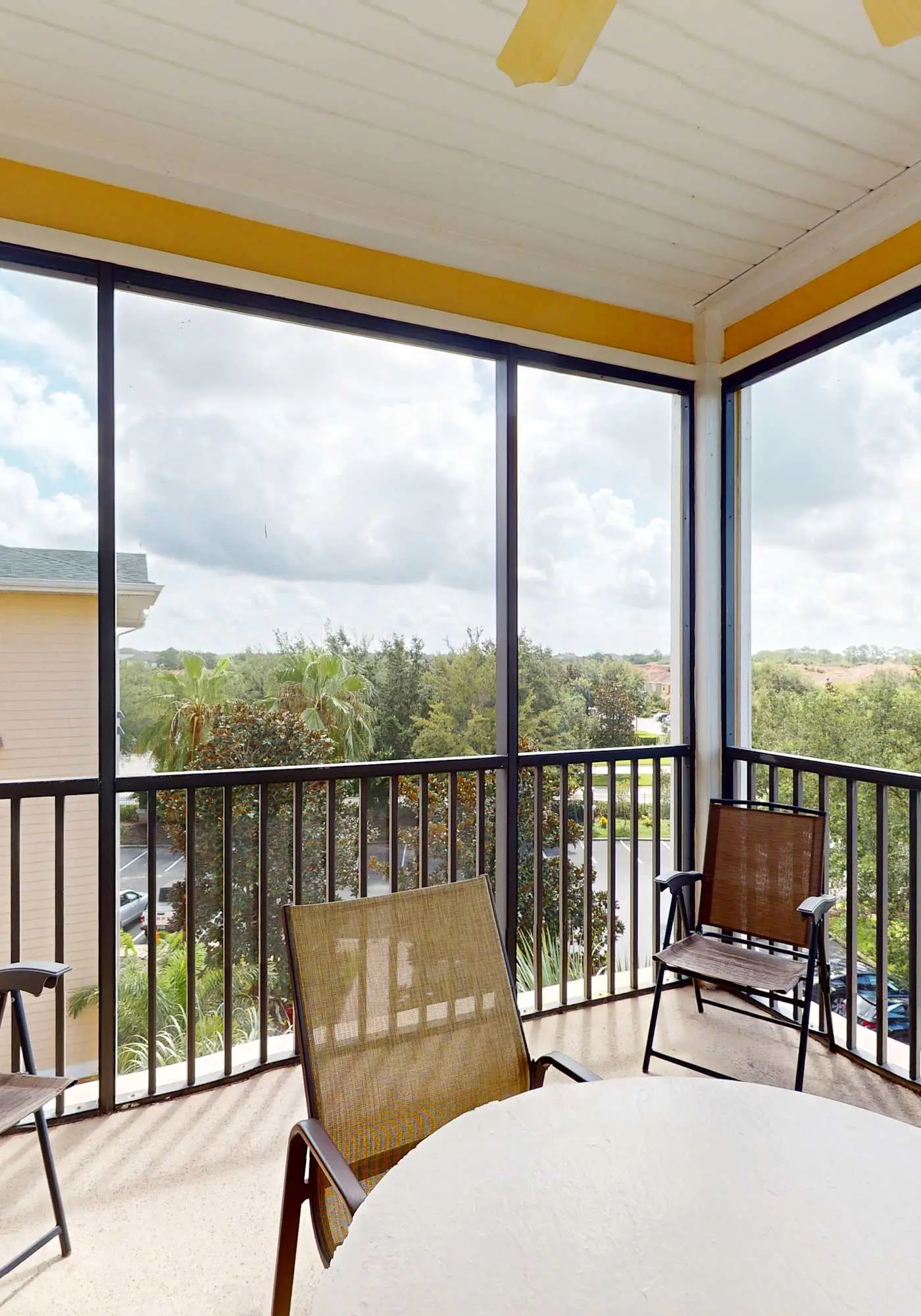 4th floor condo w/ shared pools, hot tub, gym, balcony, sauna, near theme parks