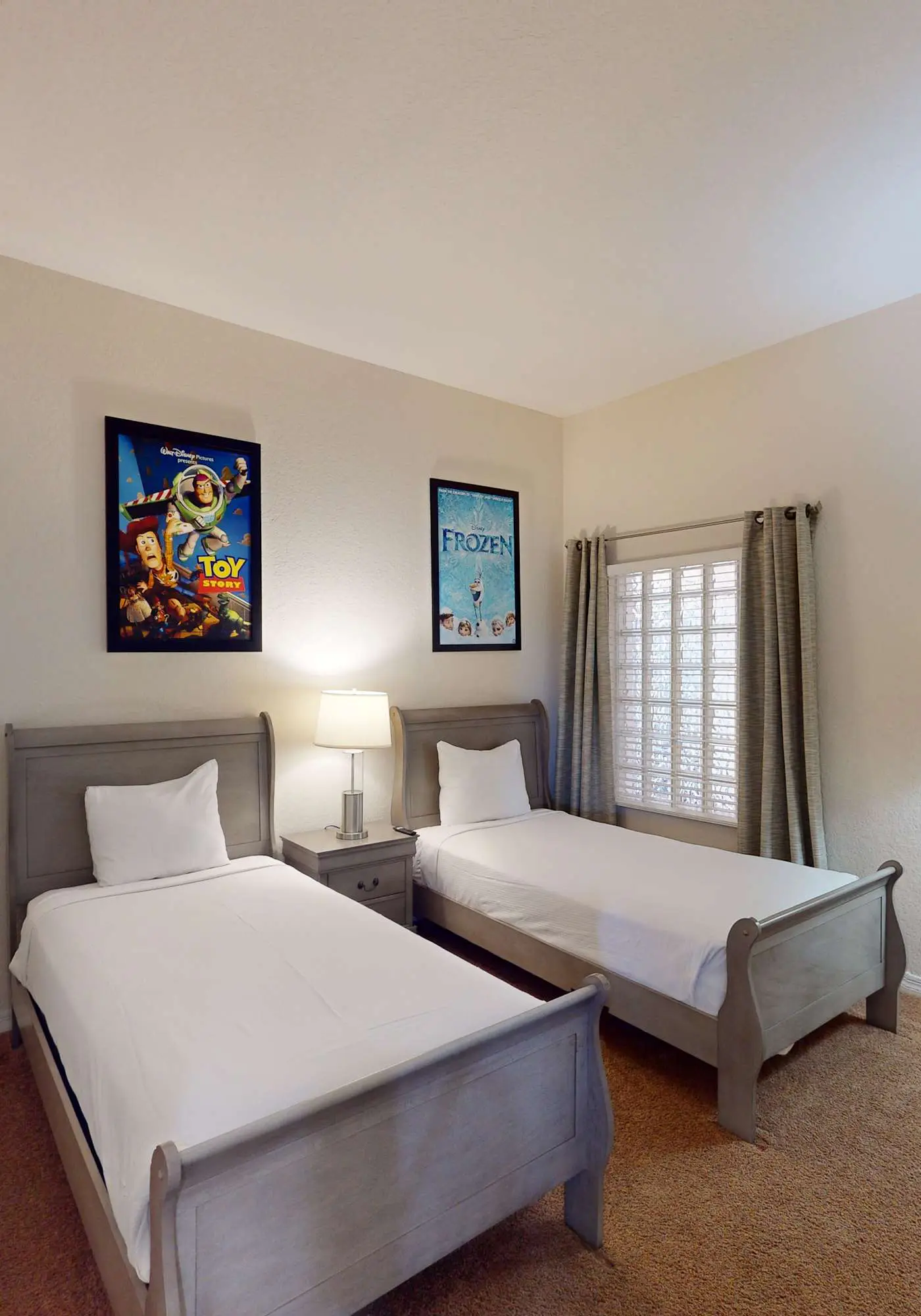 4th floor condo w/ shared pools, hot tub, gym, balcony, sauna, near theme parks