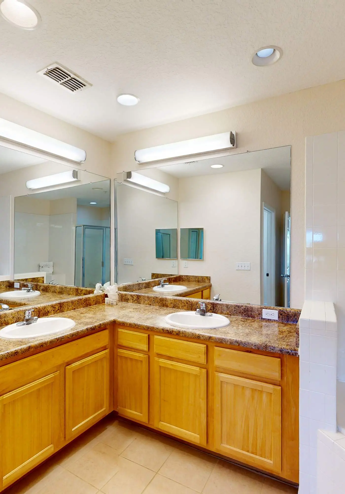 4th floor condo w/ shared pools, hot tub, gym, balcony, sauna, near theme parks