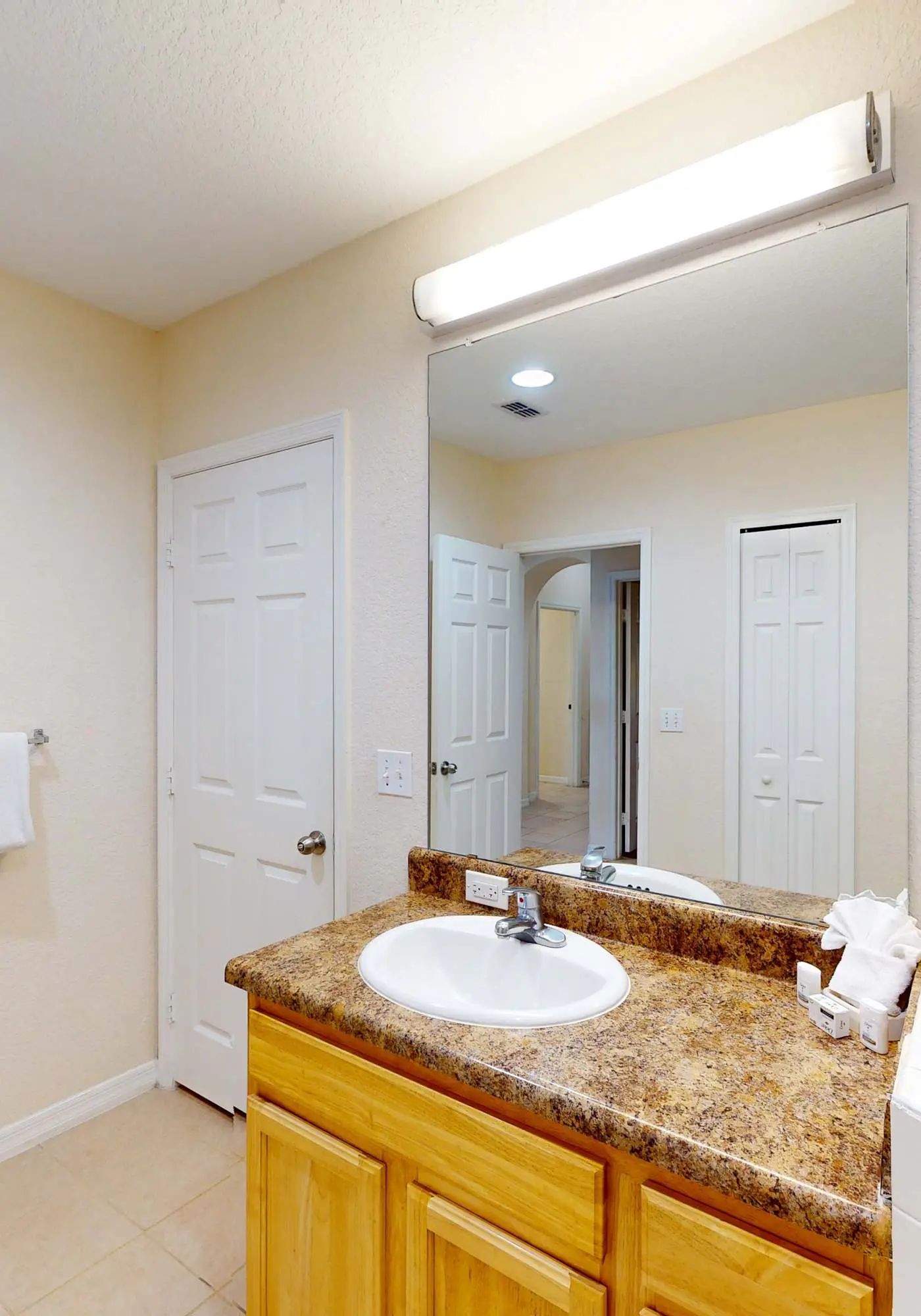 4th floor condo w/ shared pools, hot tub, gym, balcony, sauna, near theme parks
