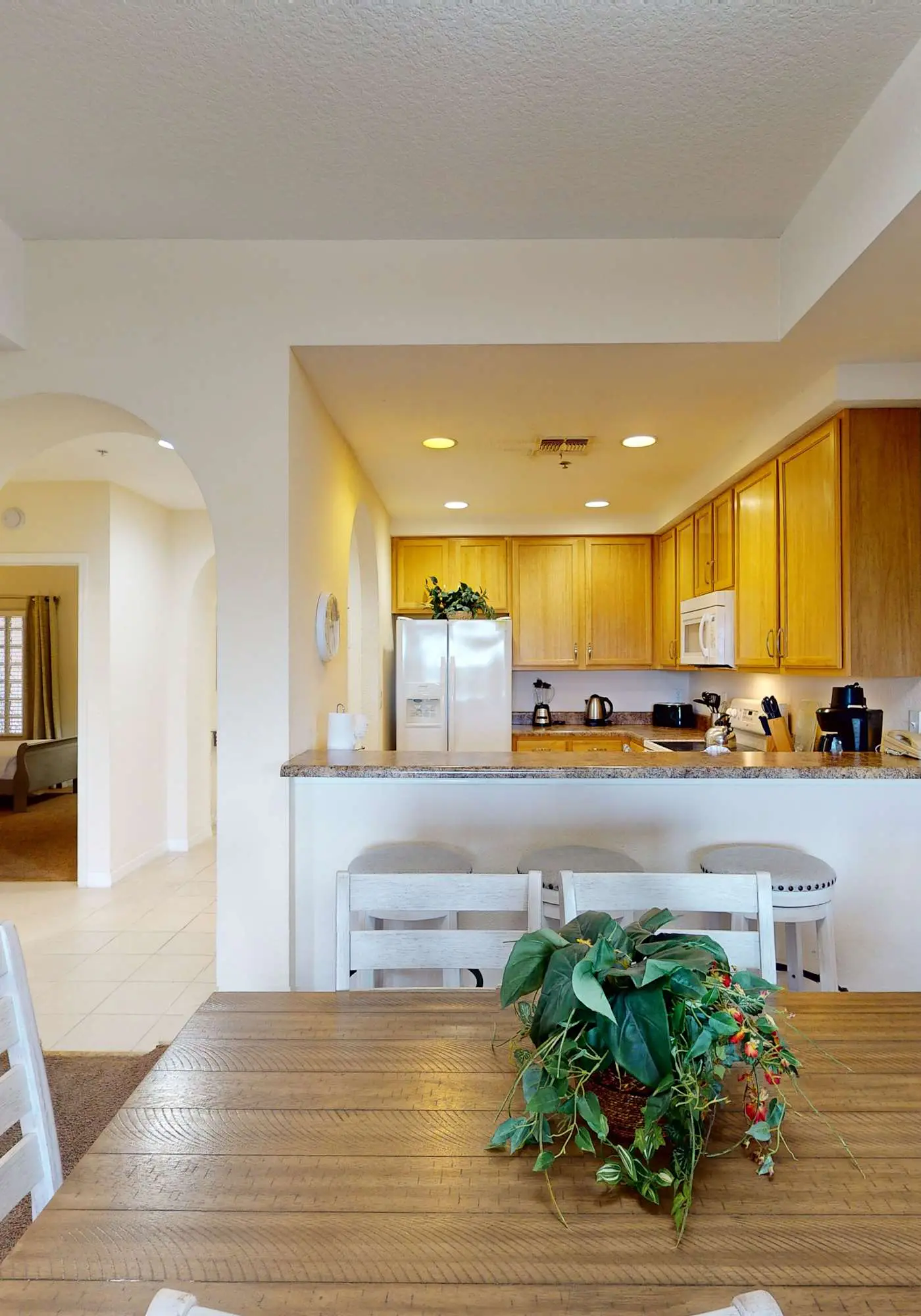 4th floor condo w/ shared pools, hot tub, gym, balcony, sauna, near theme parks