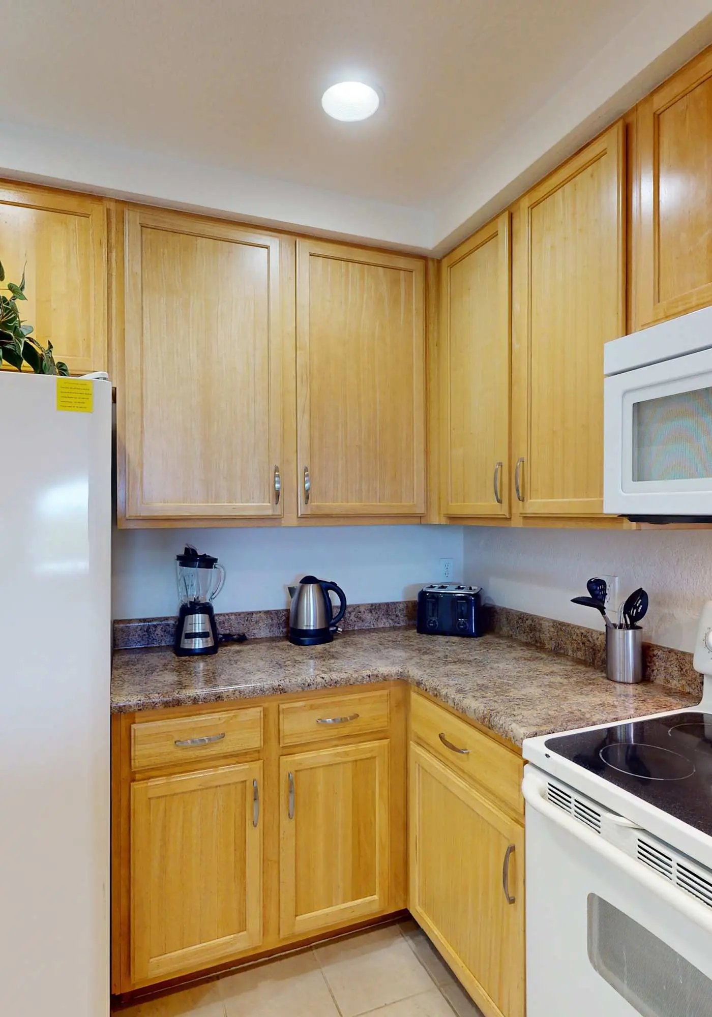 4th floor condo w/ shared pools, hot tub, gym, balcony, sauna, near theme parks