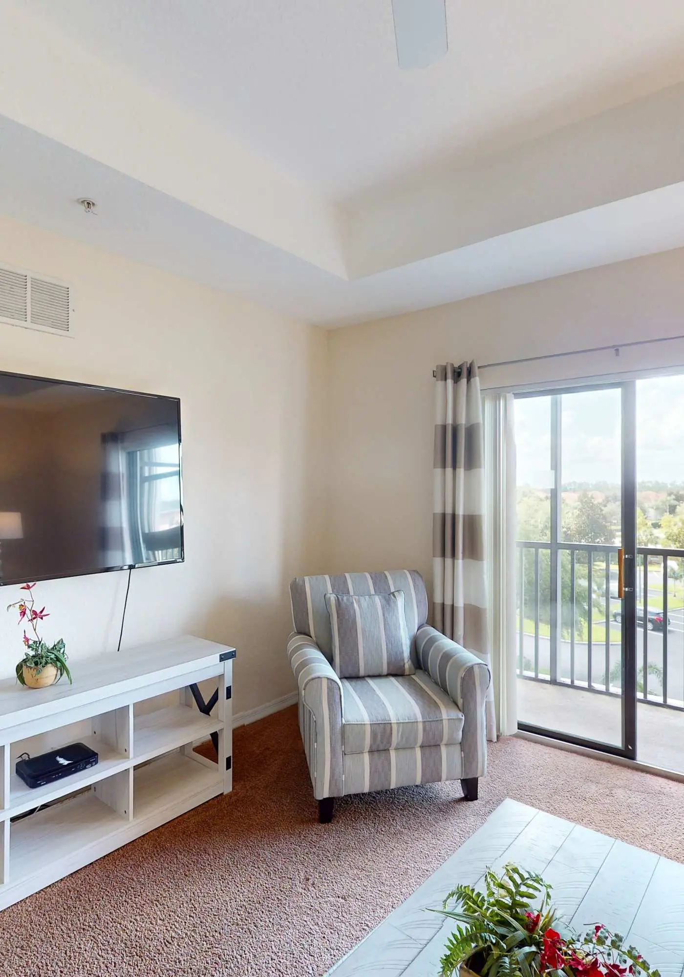 4th floor condo w/ shared pools, hot tub, gym, balcony, sauna, near theme parks