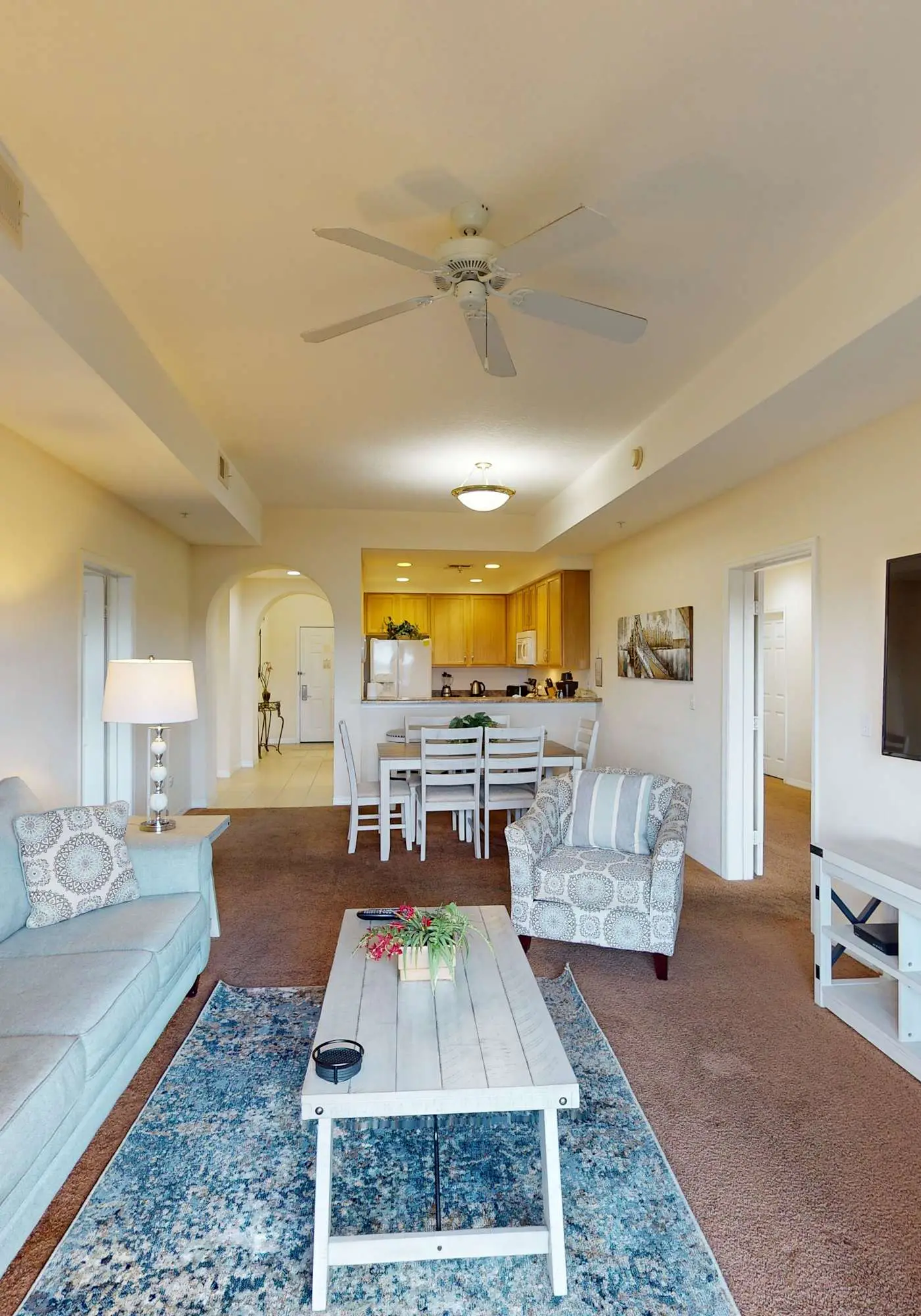 4th floor condo w/ shared pools, hot tub, gym, balcony, sauna, near theme parks