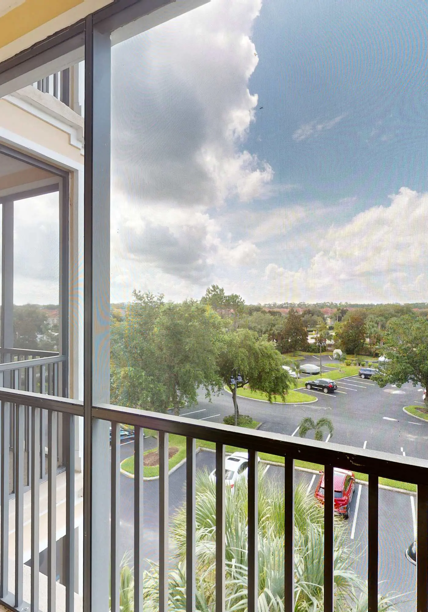 4th floor condo w/ shared pools, hot tub, gym, balcony, sauna, near theme parks