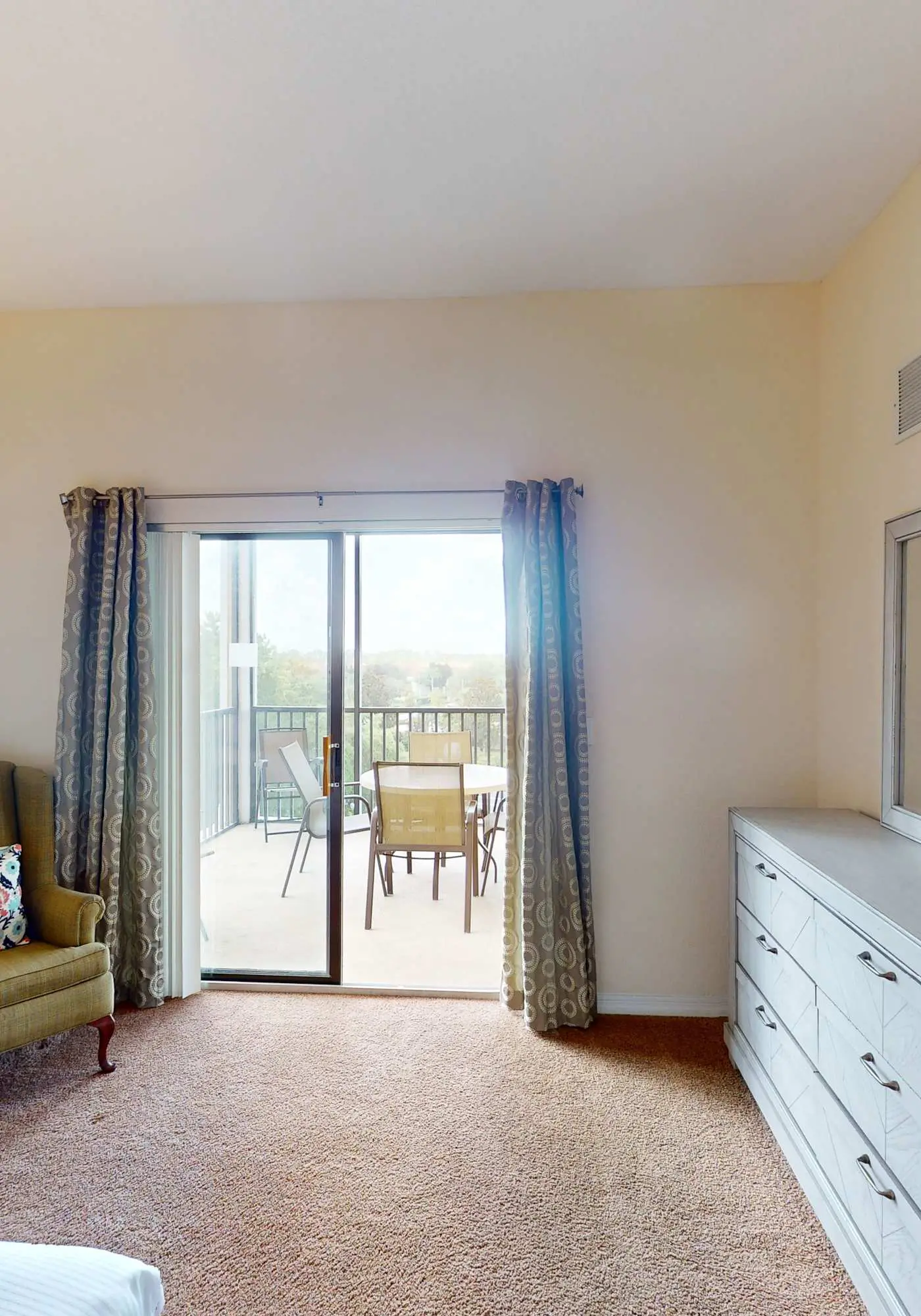 4th floor condo w/ shared pools, hot tub, gym, balcony, sauna, near theme parks