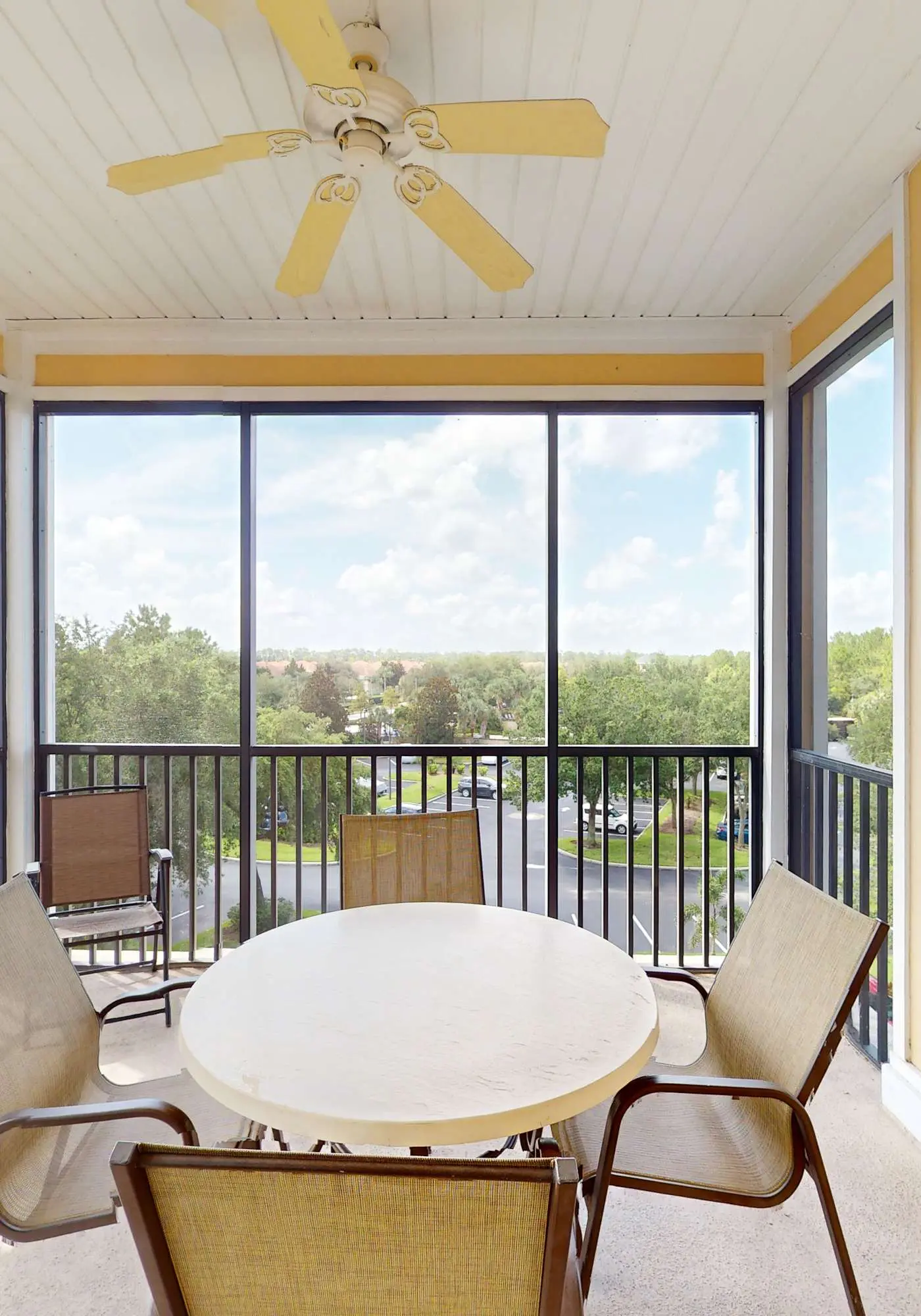 4th floor condo w/ shared pools, hot tub, gym, balcony, sauna, near theme parks