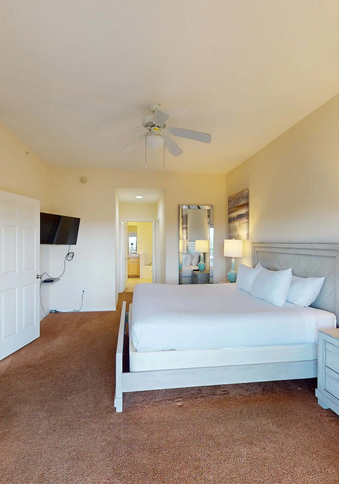 4th floor condo w/ shared pools, hot tub, gym, balcony, sauna, near theme parks