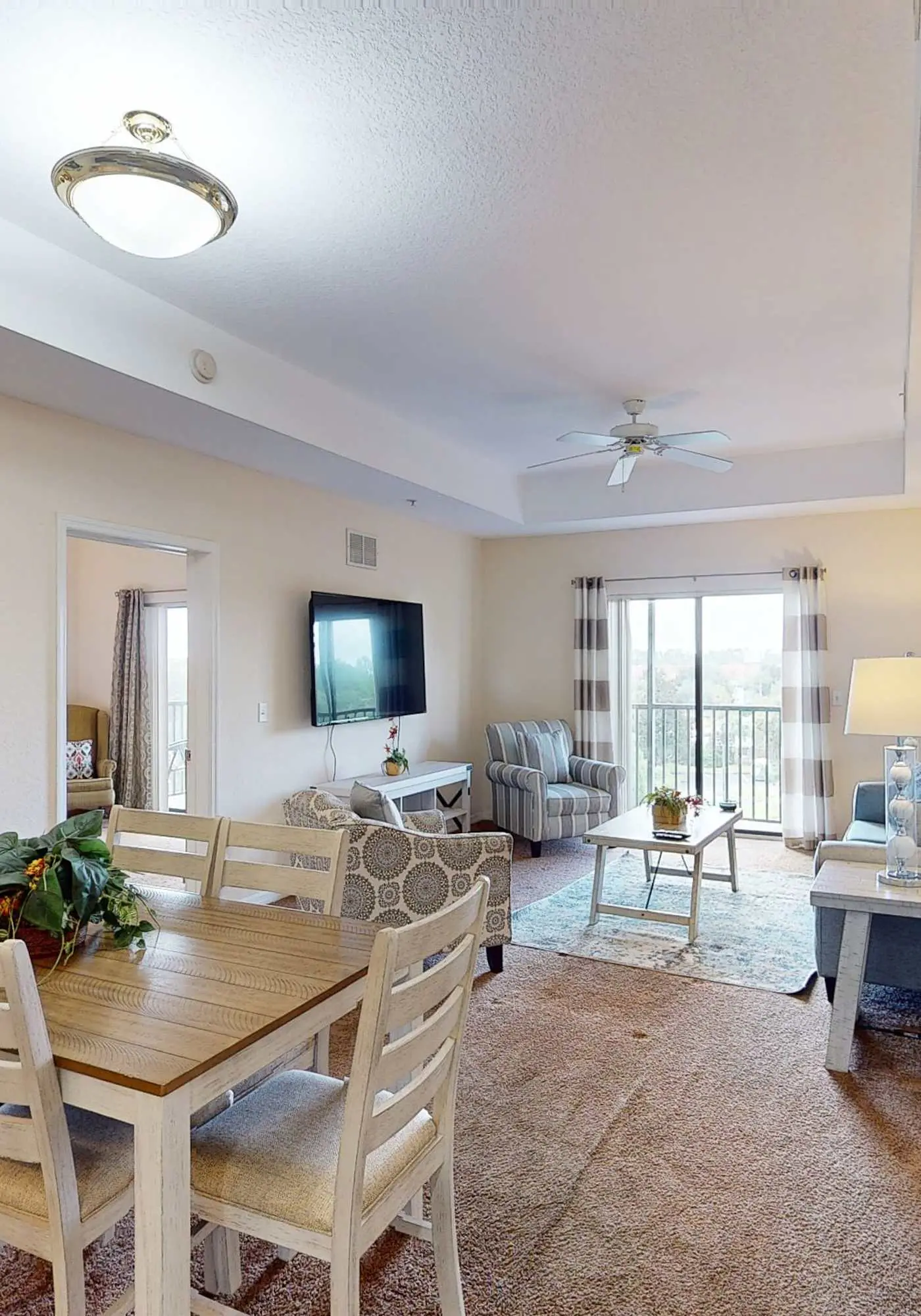 4th floor condo w/ shared pools, hot tub, gym, balcony, sauna, near theme parks