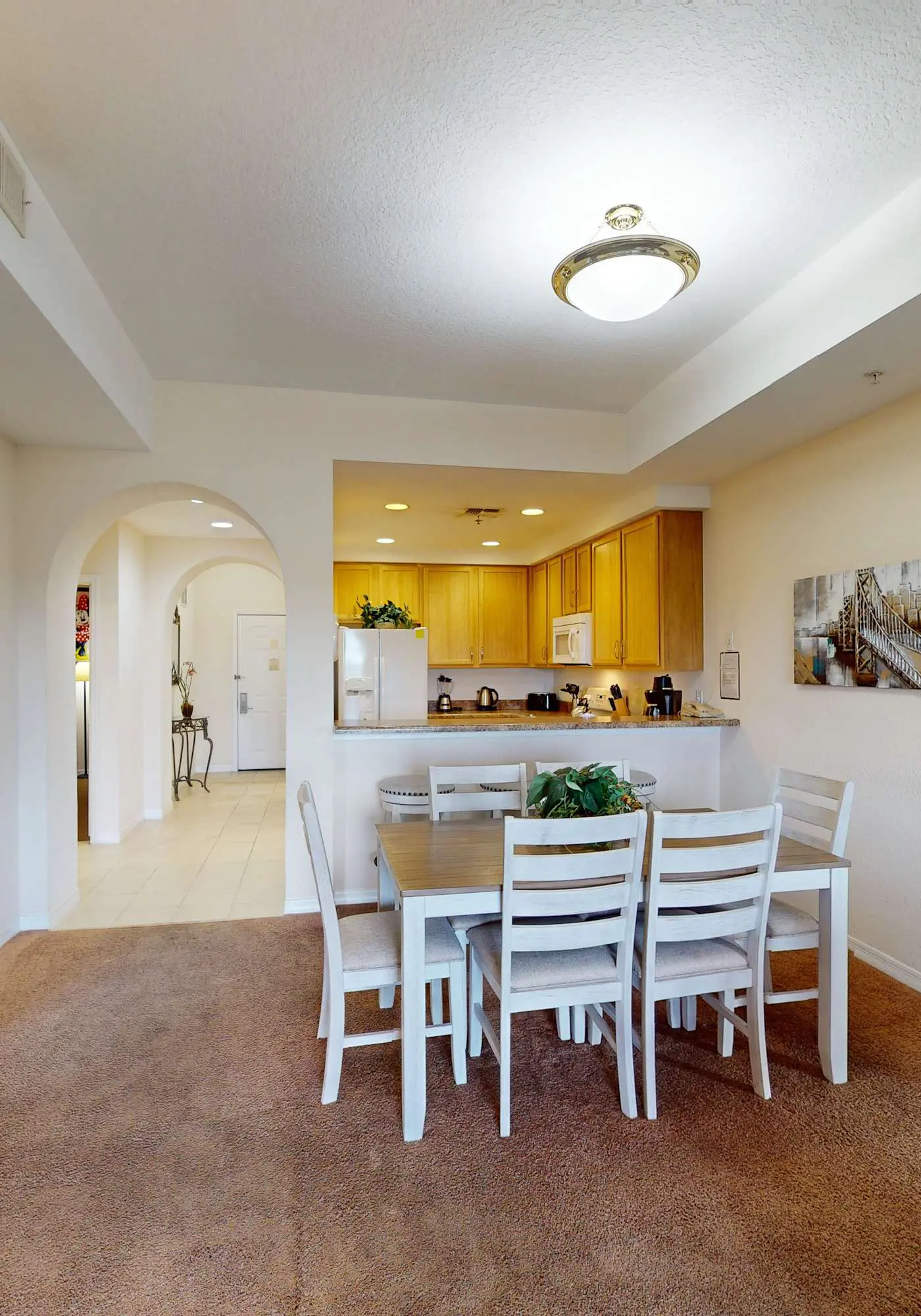 4th floor condo w/ shared pools, hot tub, gym, balcony, sauna, near theme parks