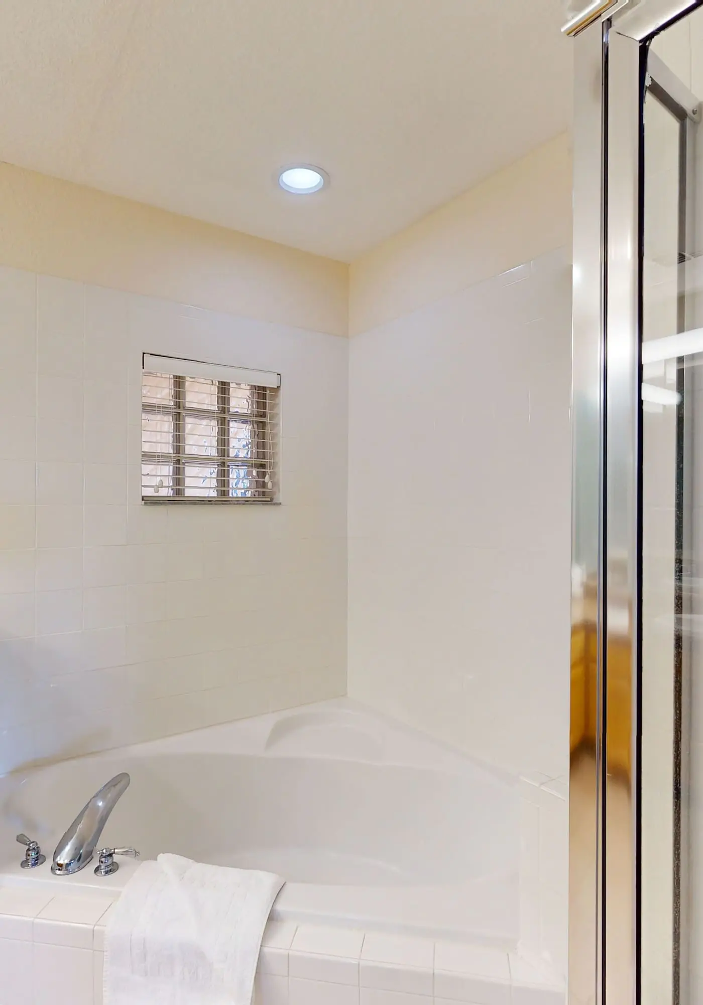 4th floor condo w/ shared pools, hot tub, gym, balcony, sauna, near theme parks