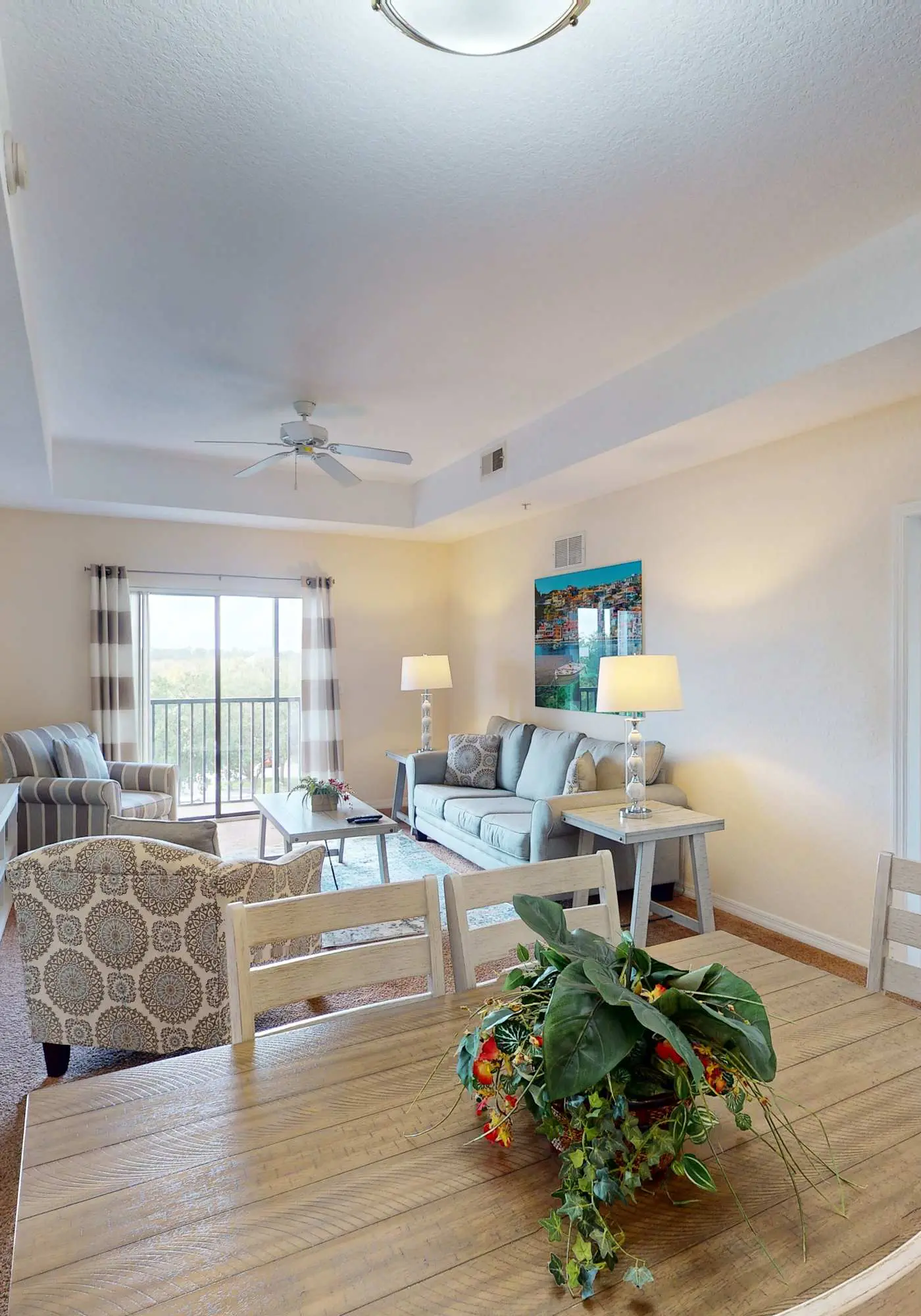 4th floor condo w/ shared pools, hot tub, gym, balcony, sauna, near theme parks