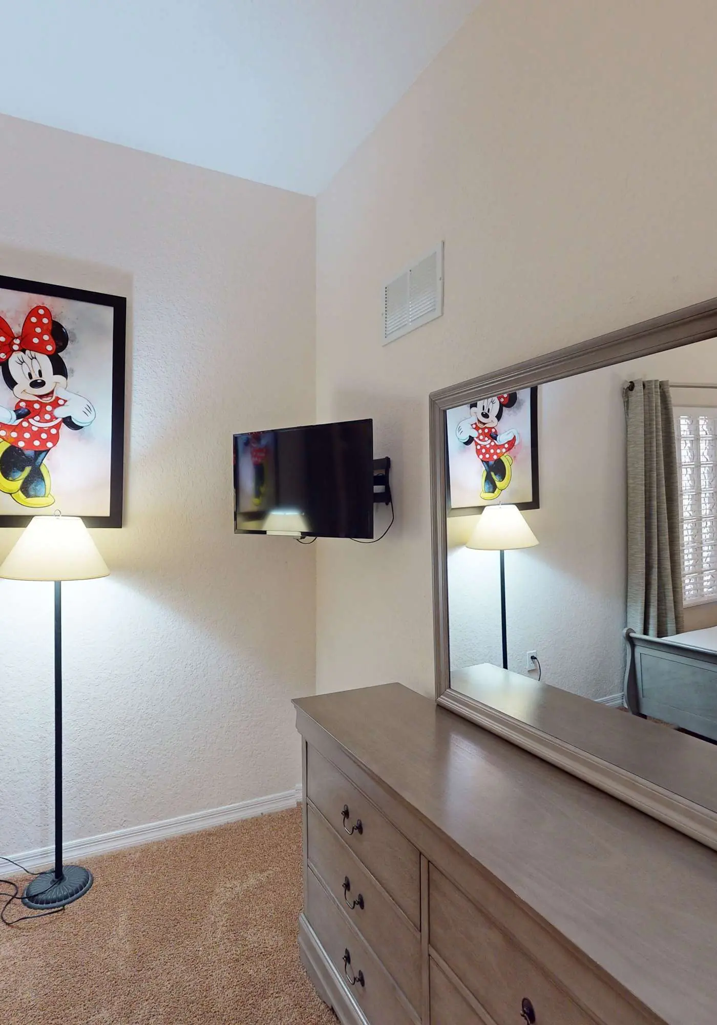 4th floor condo w/ shared pools, hot tub, gym, balcony, sauna, near theme parks