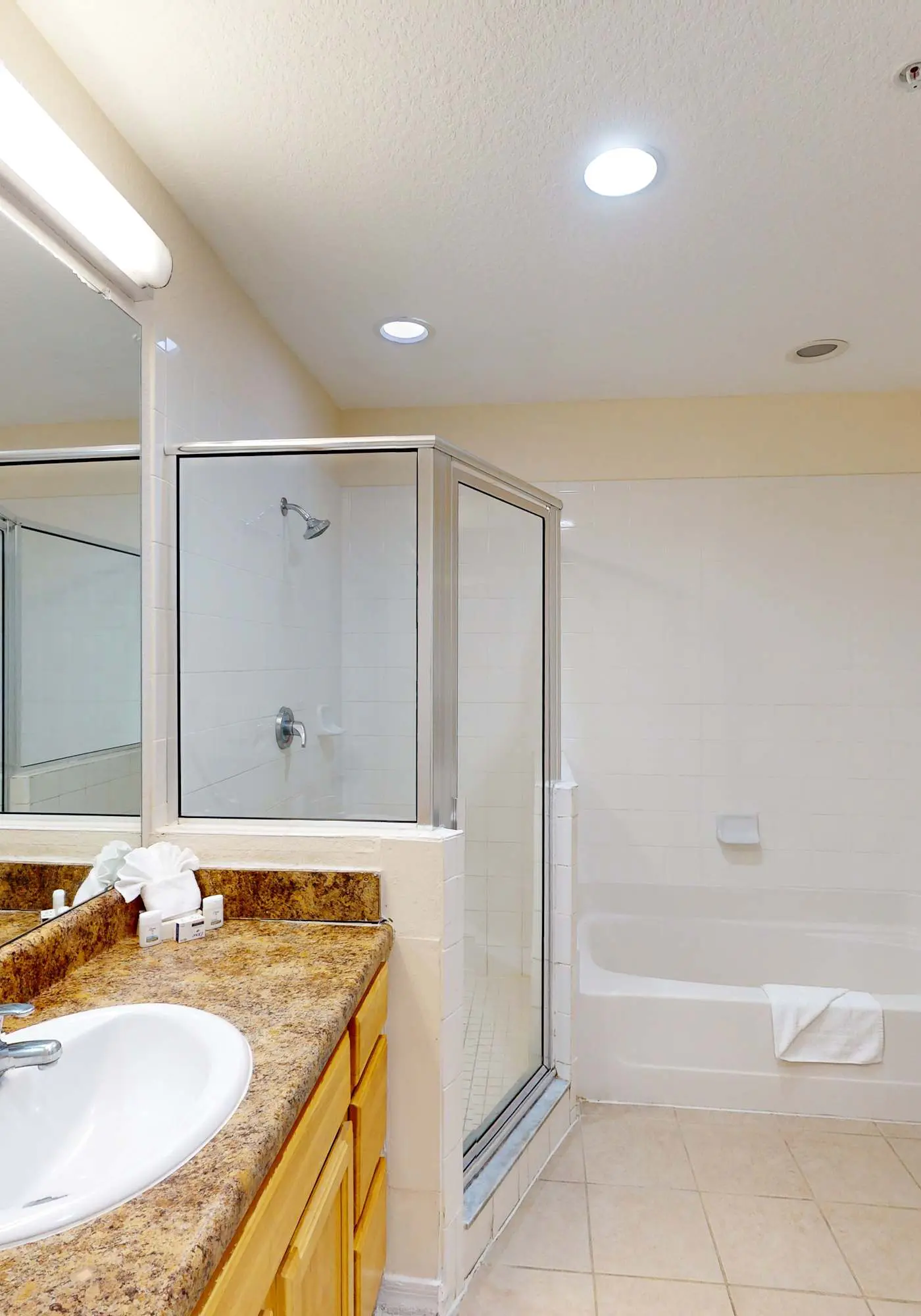 4th floor condo w/ shared pools, hot tub, gym, balcony, sauna, near theme parks