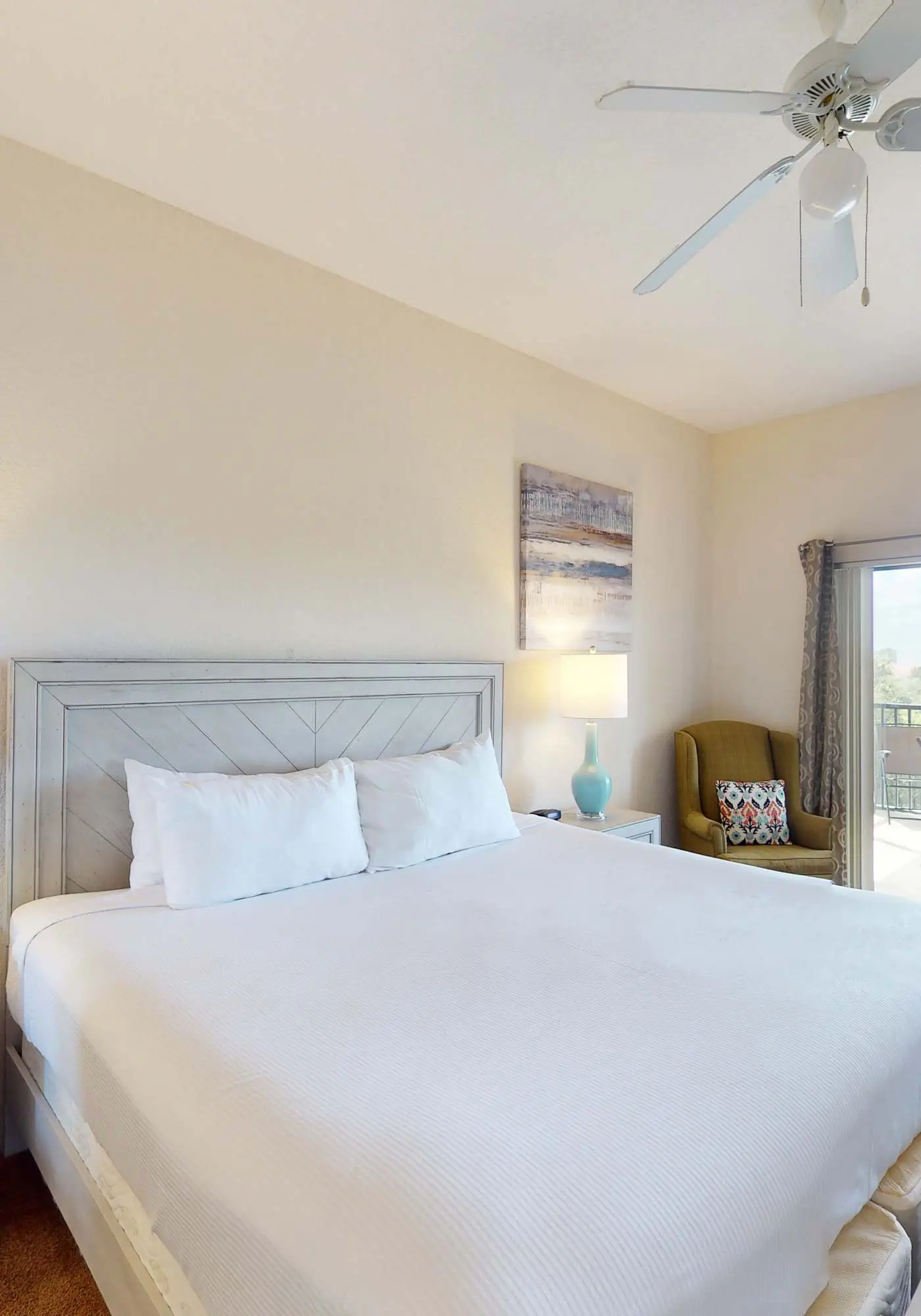 4th floor condo w/ shared pools, hot tub, gym, balcony, sauna, near theme parks