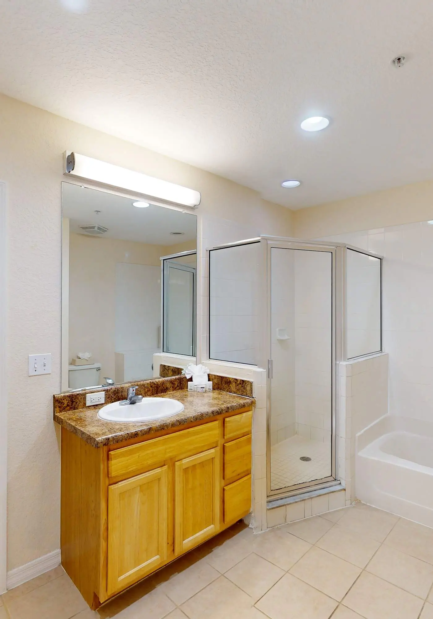 4th floor condo w/ shared pools, hot tub, gym, balcony, sauna, near theme parks