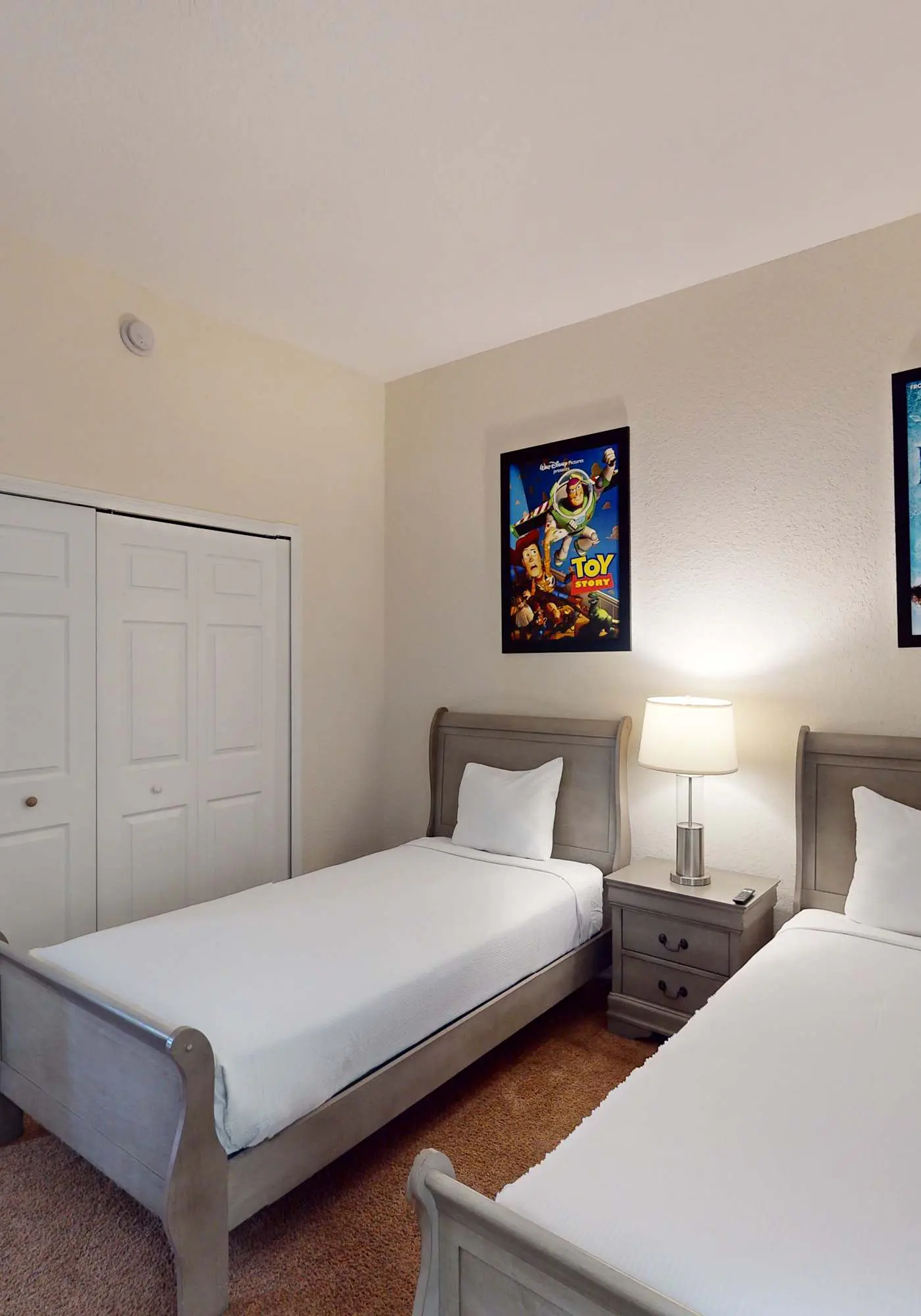 4th floor condo w/ shared pools, hot tub, gym, balcony, sauna, near theme parks