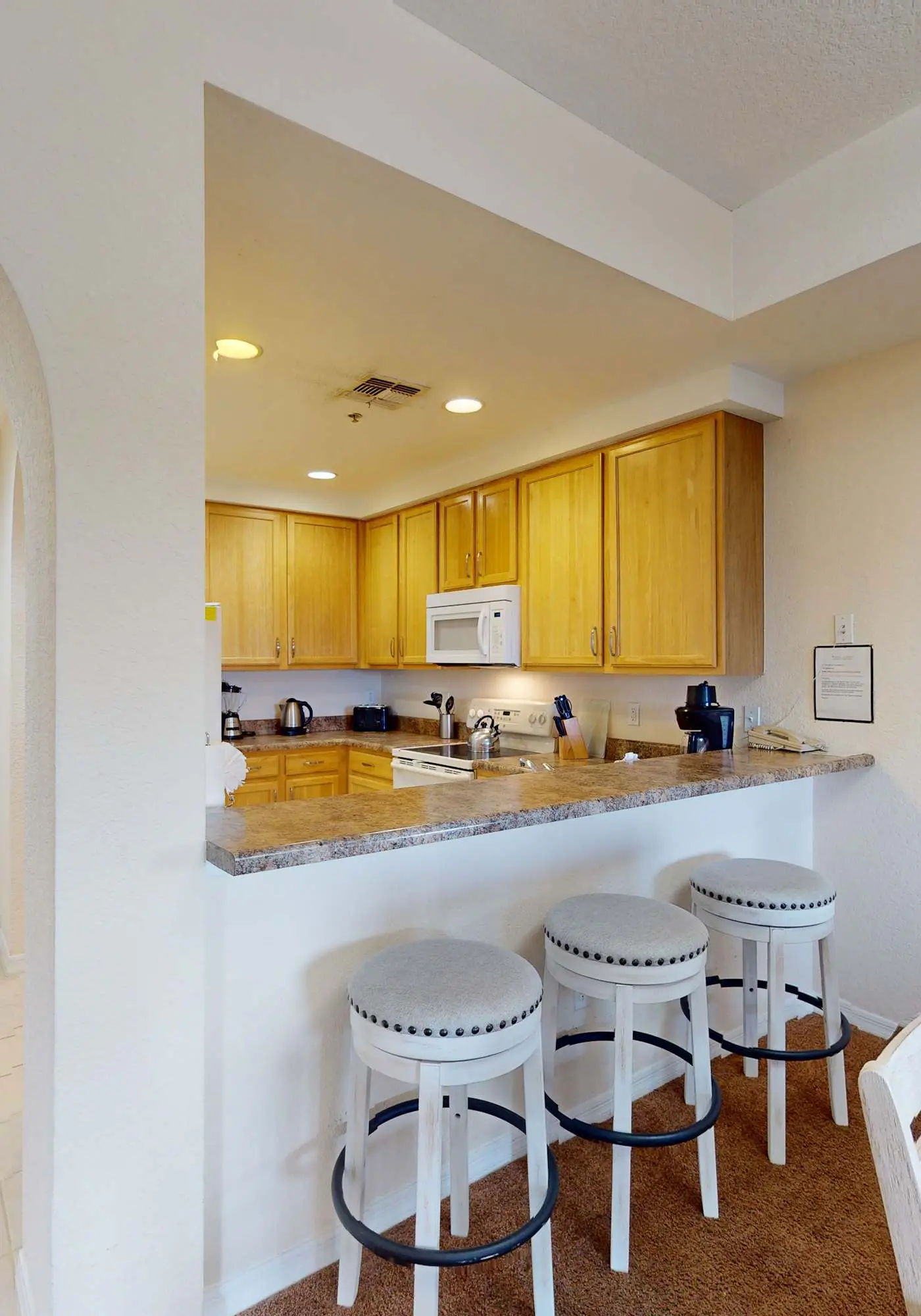 4th floor condo w/ shared pools, hot tub, gym, balcony, sauna, near theme parks