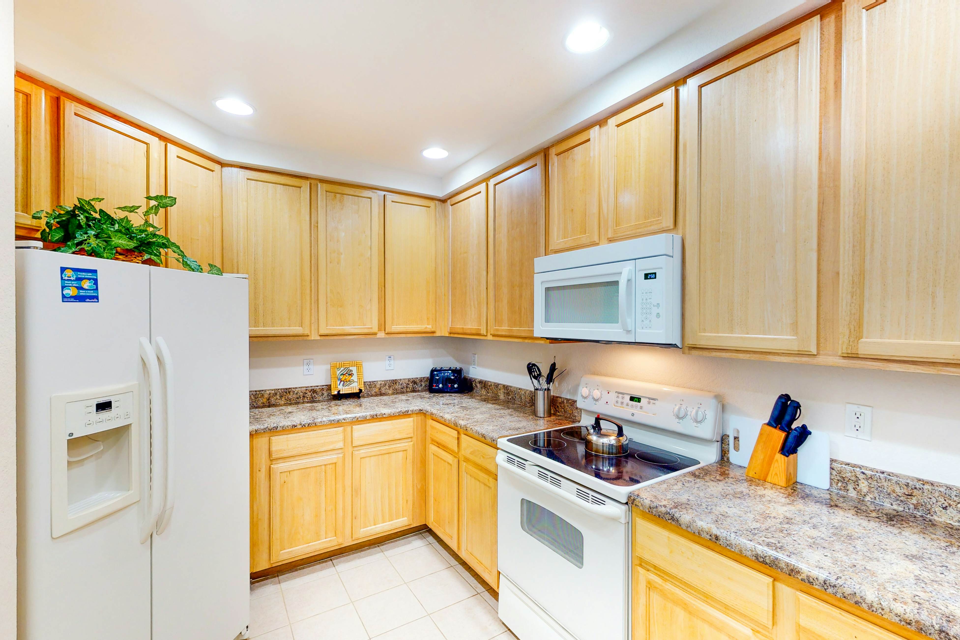 1st floor condo w/ sauna, shared pools, patio, limited-mobility access, gym