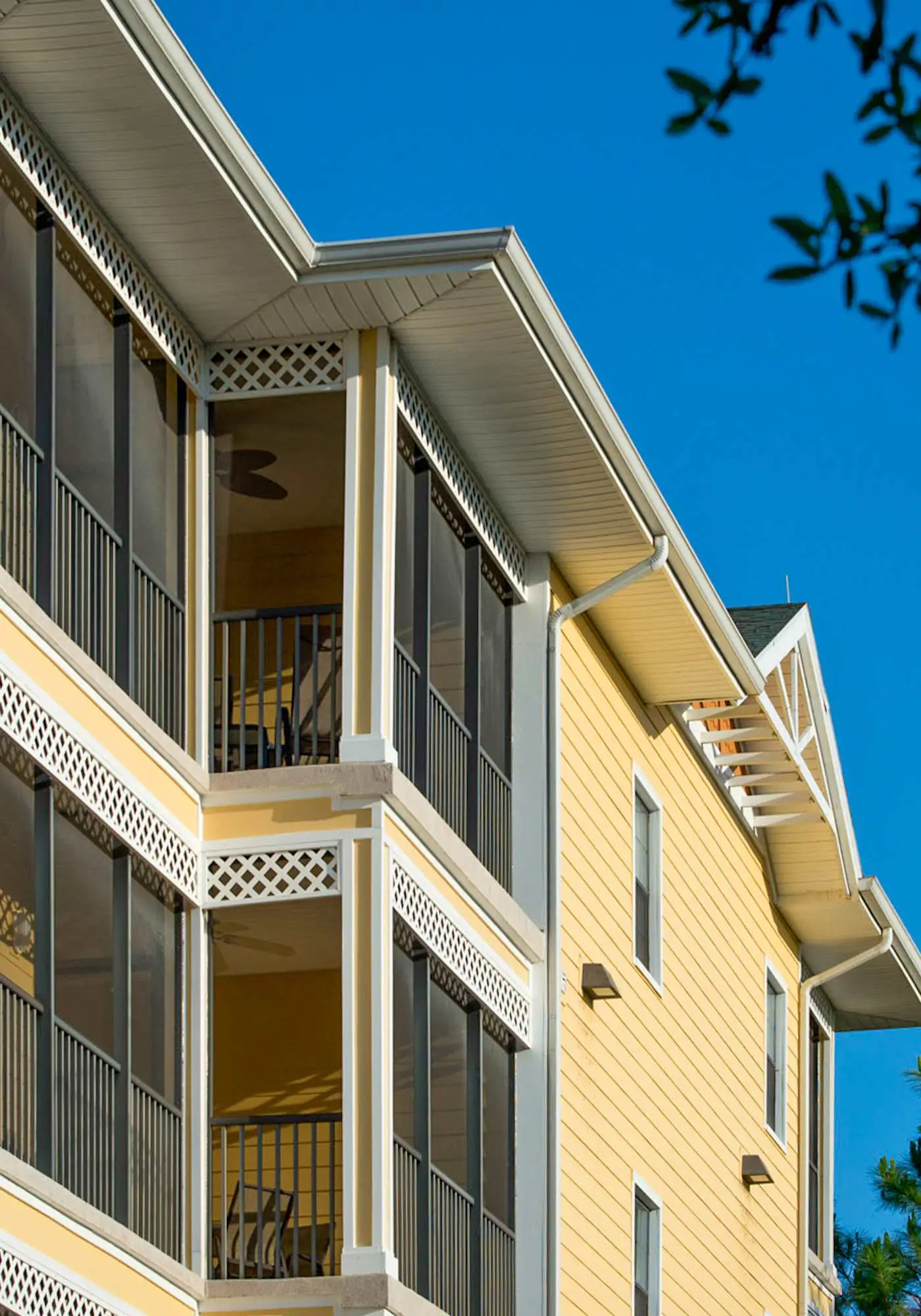 1st floor condo w/ sauna, shared pools, patio, limited-mobility access, gym