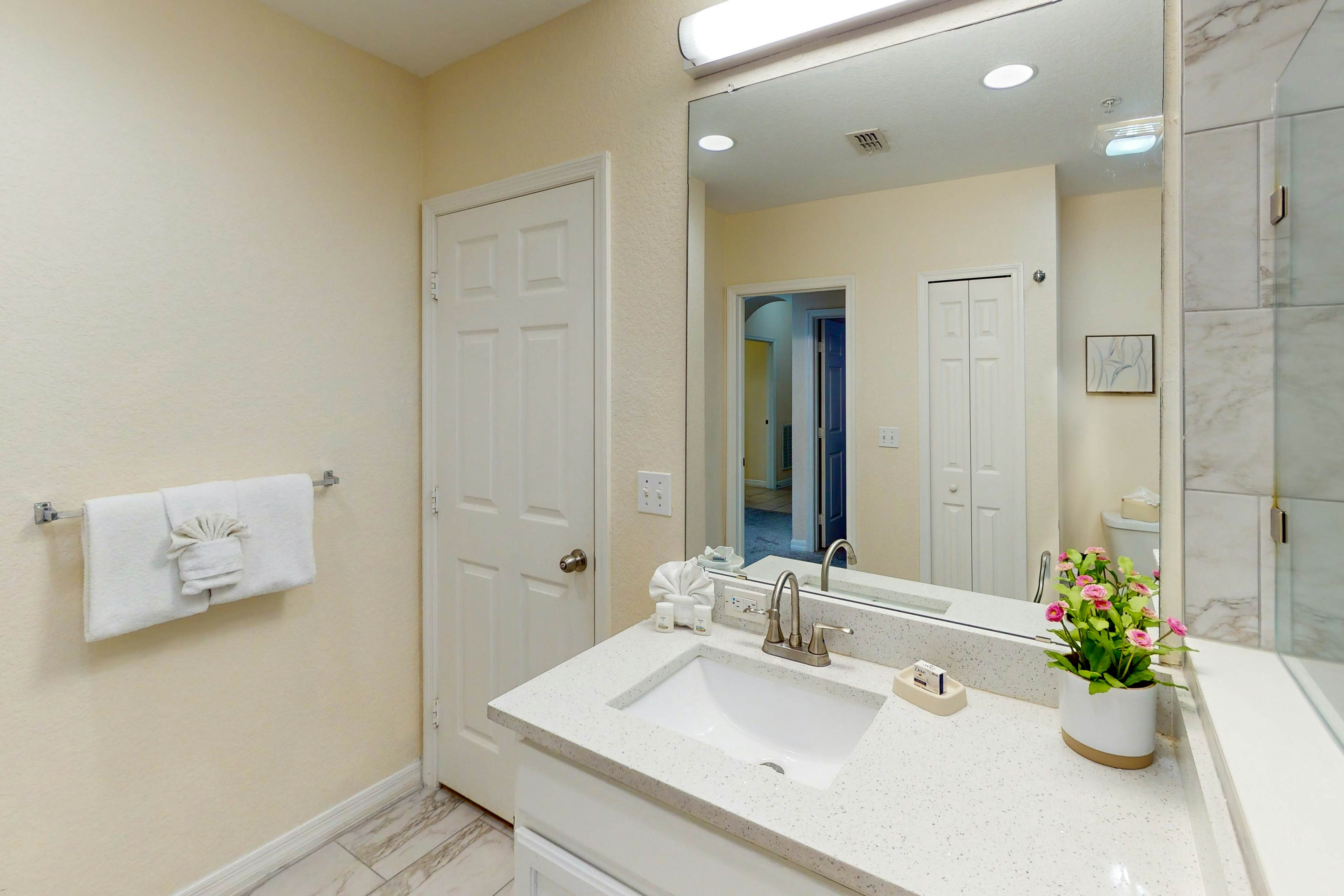 Stylish Condo w/ Shared Pools, Hot Tub, Balcony, Sauna - Near Theme Parks