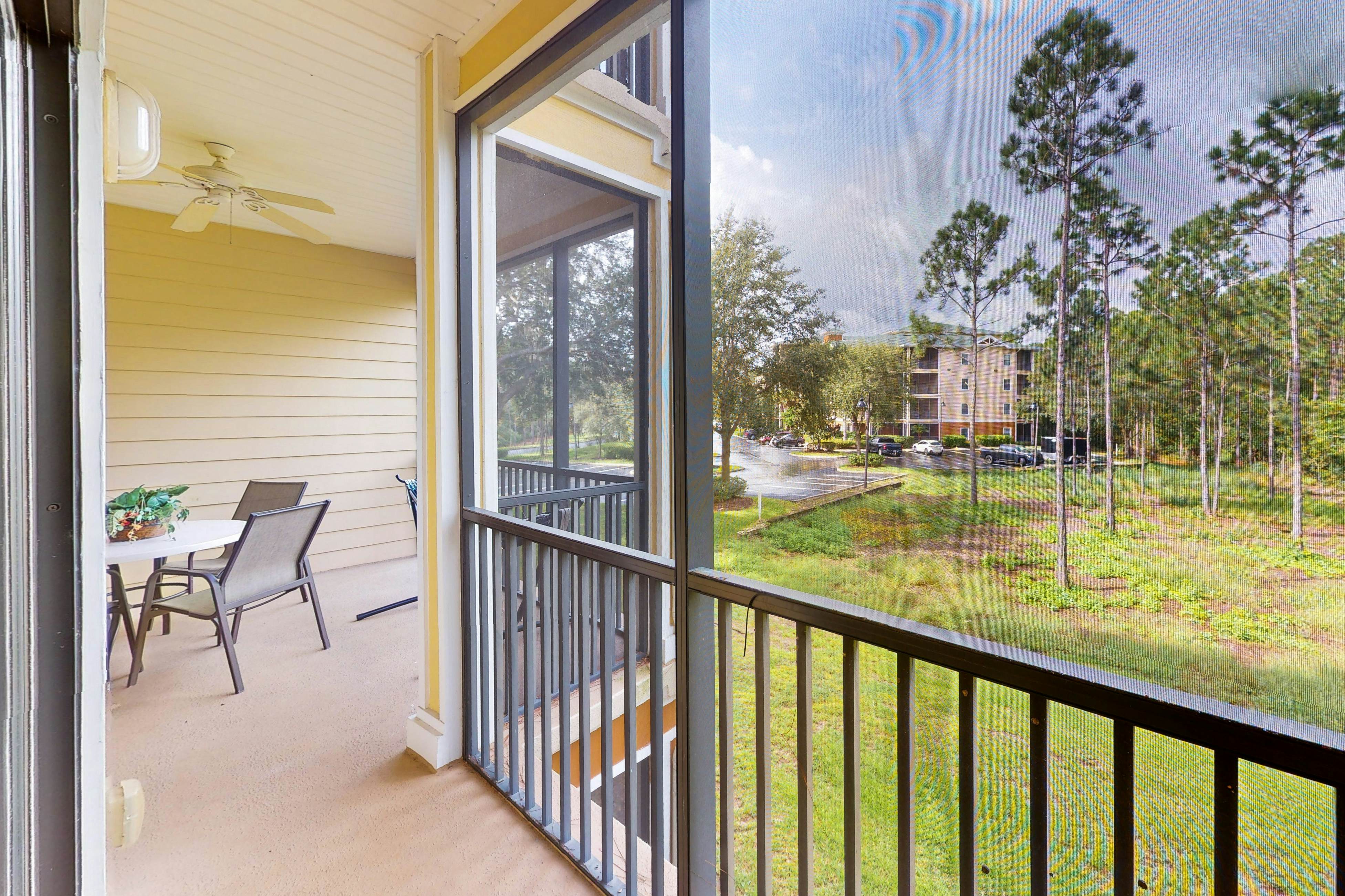 Stylish Condo w/ Shared Pools, Hot Tub, Balcony, Sauna - Near Theme Parks