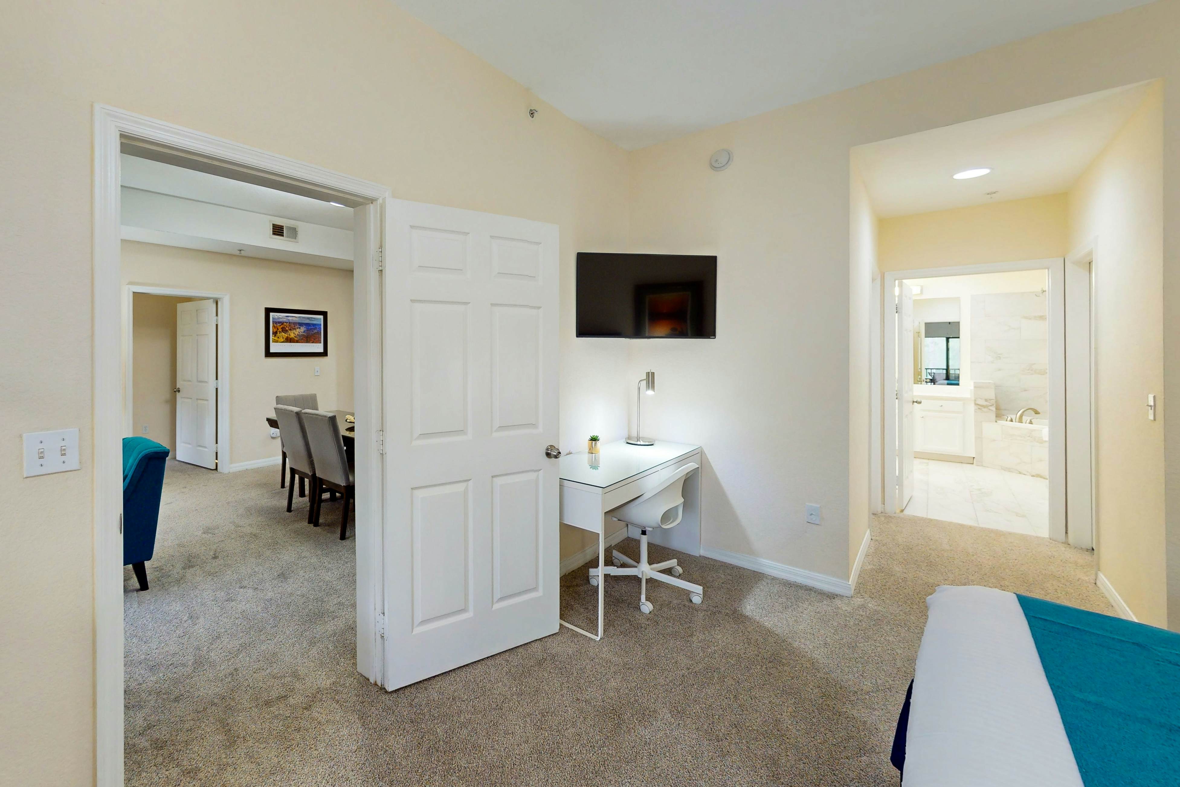 Stylish Condo w/ Shared Pools, Hot Tub, Balcony, Sauna - Near Theme Parks