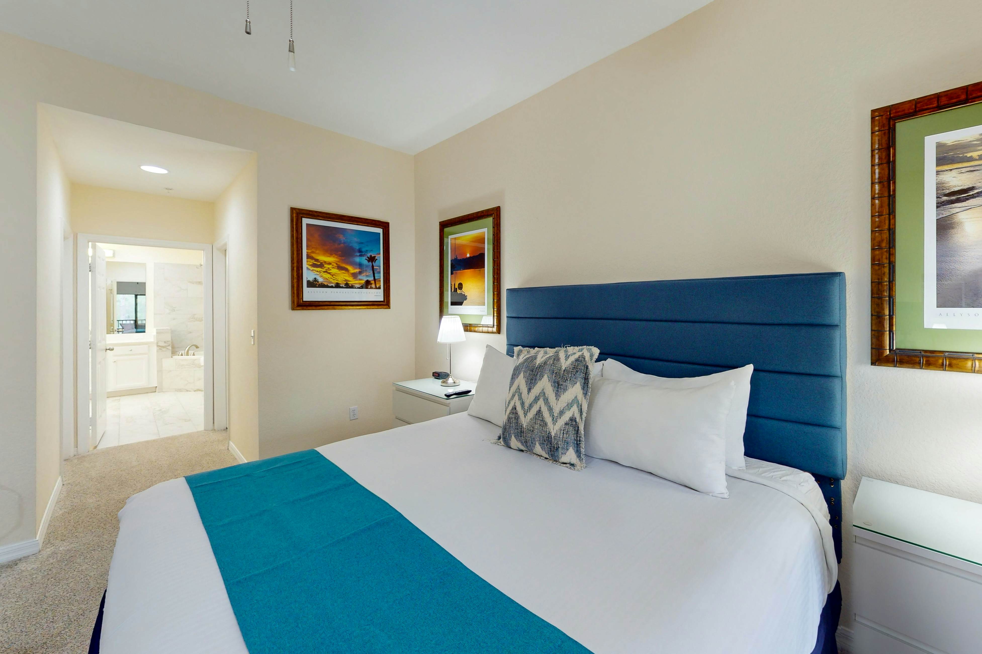 Stylish Condo w/ Shared Pools, Hot Tub, Balcony, Sauna - Near Theme Parks