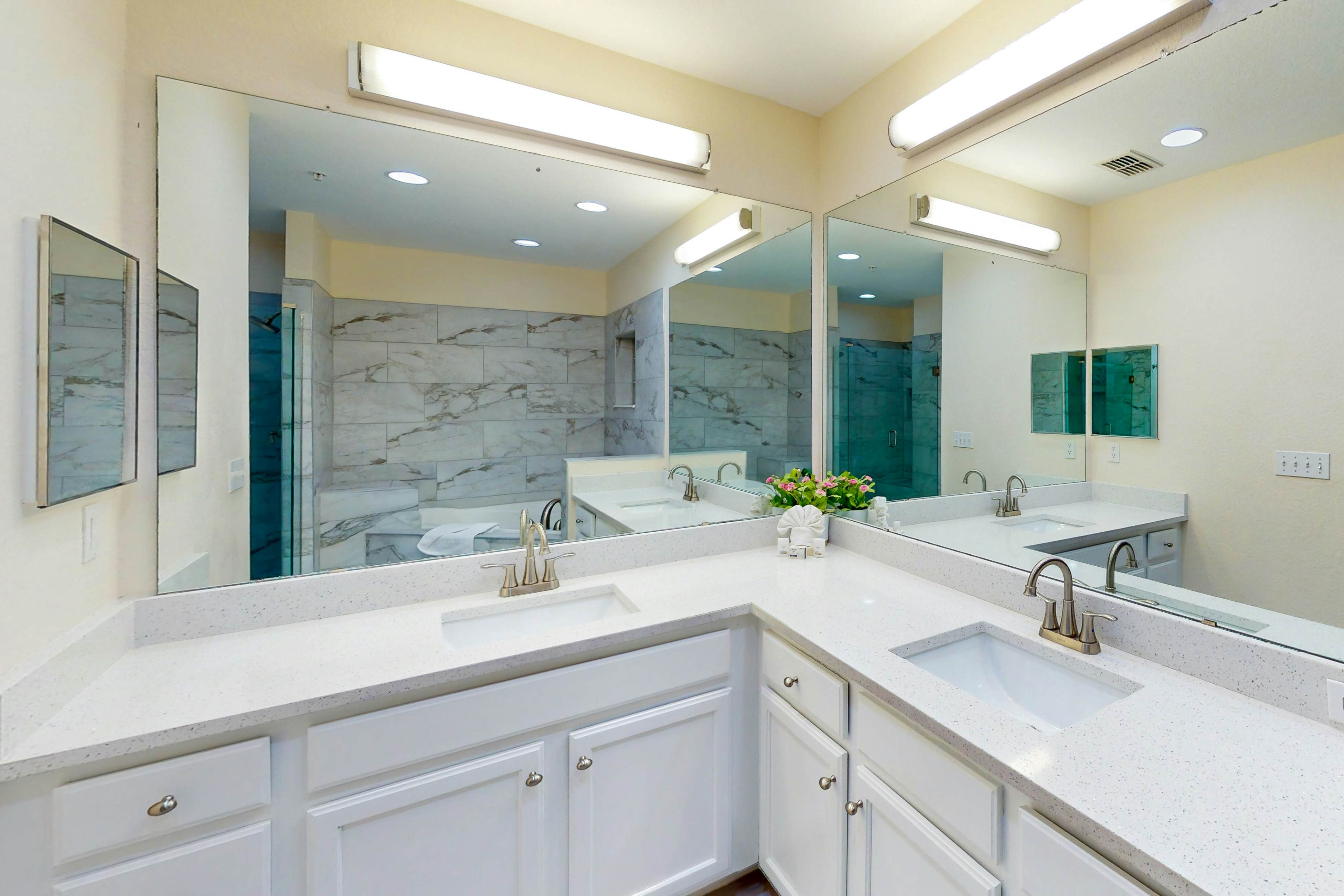 Stylish Condo w/ Shared Pools, Hot Tub, Balcony, Sauna - Near Theme Parks