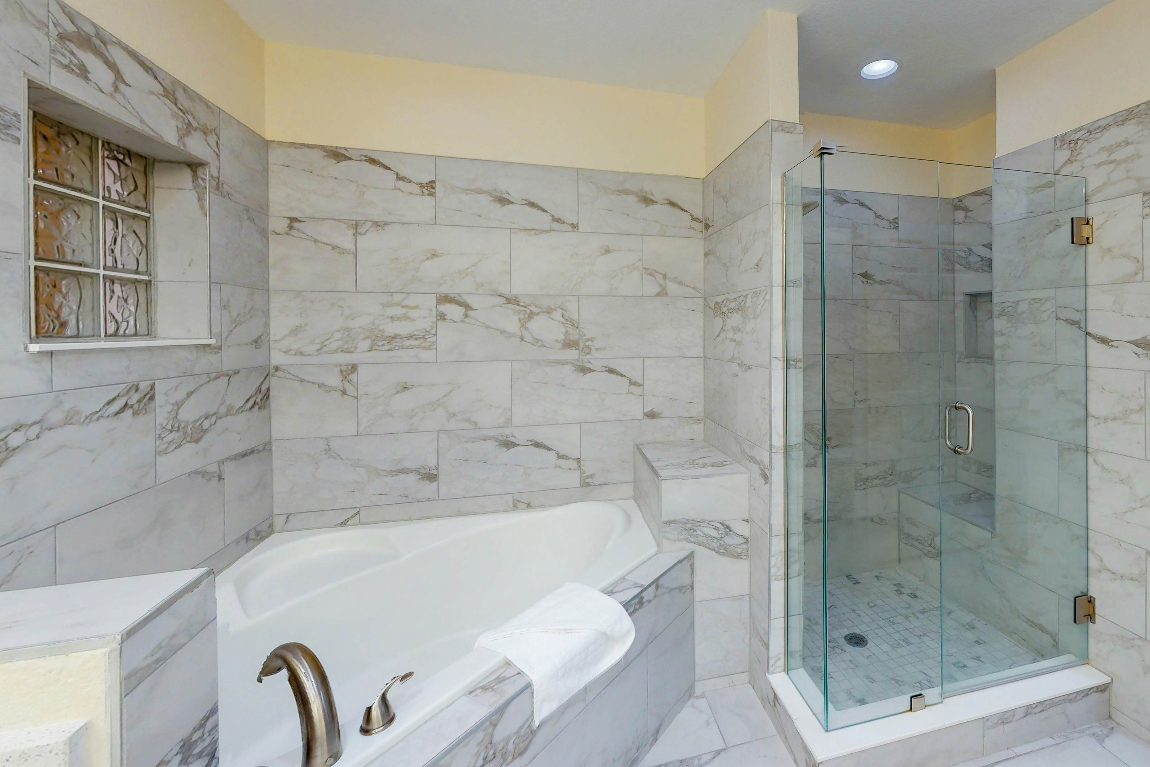 Stylish Condo w/ Shared Pools, Hot Tub, Balcony, Sauna - Near Theme Parks