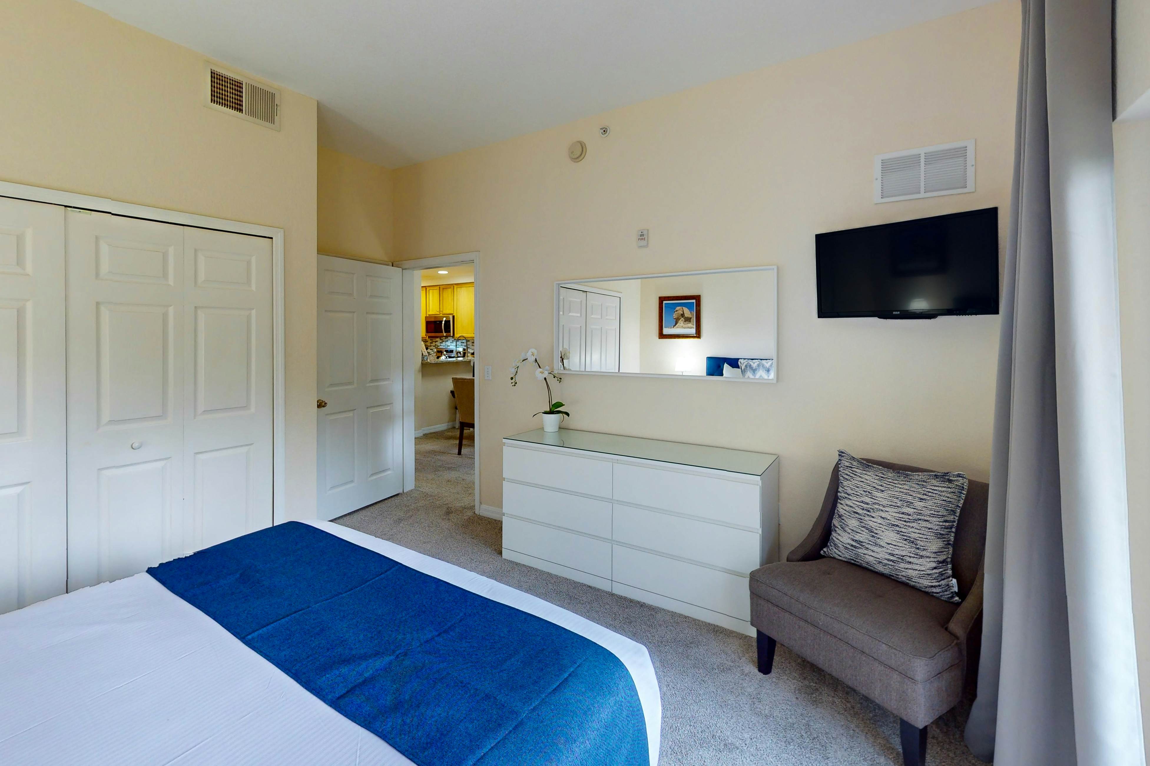 Stylish Condo w/ Shared Pools, Hot Tub, Balcony, Sauna - Near Theme Parks