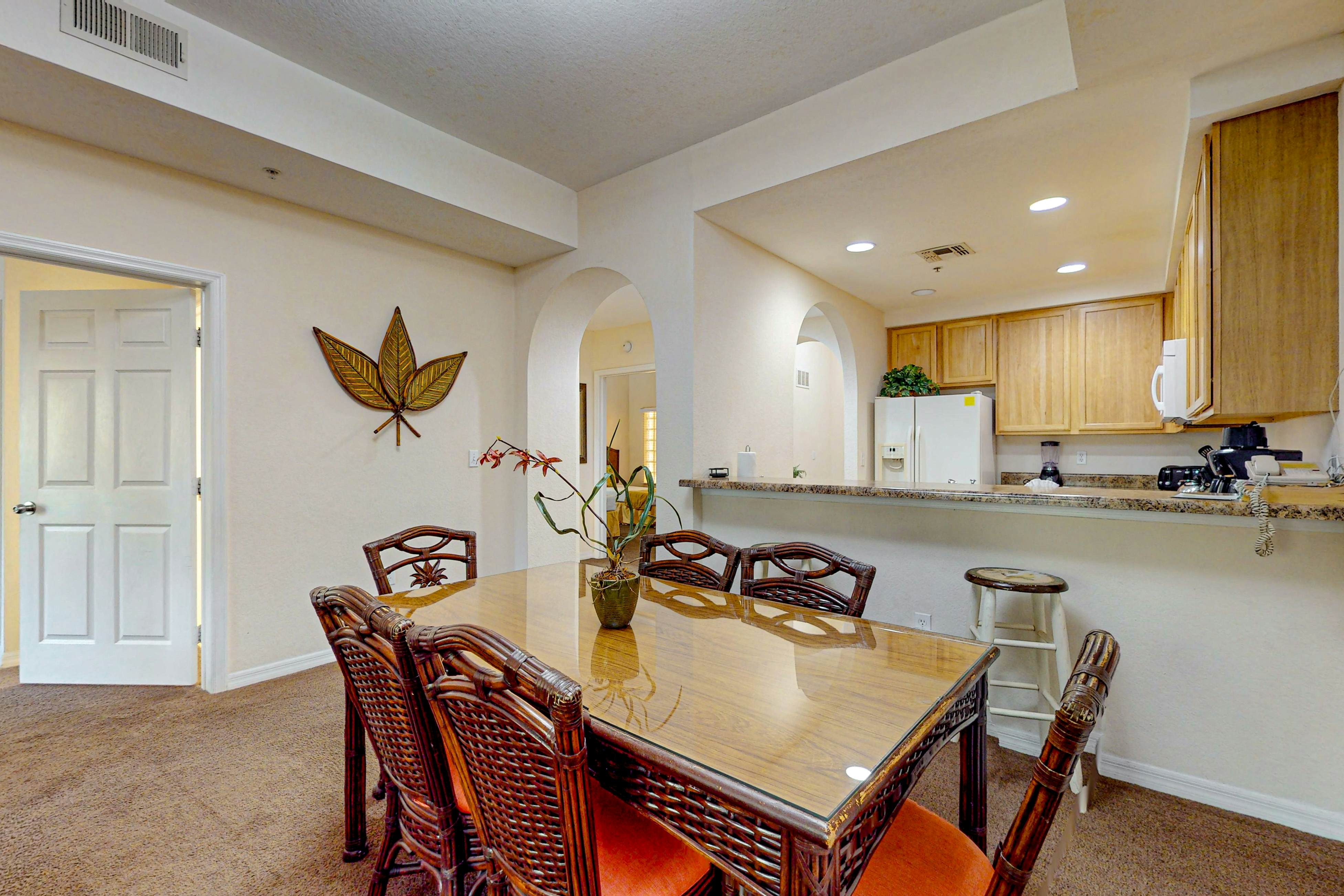 2nd floor condo w/ hot tub, balcony, sauna, shared pools, gym, near theme parks